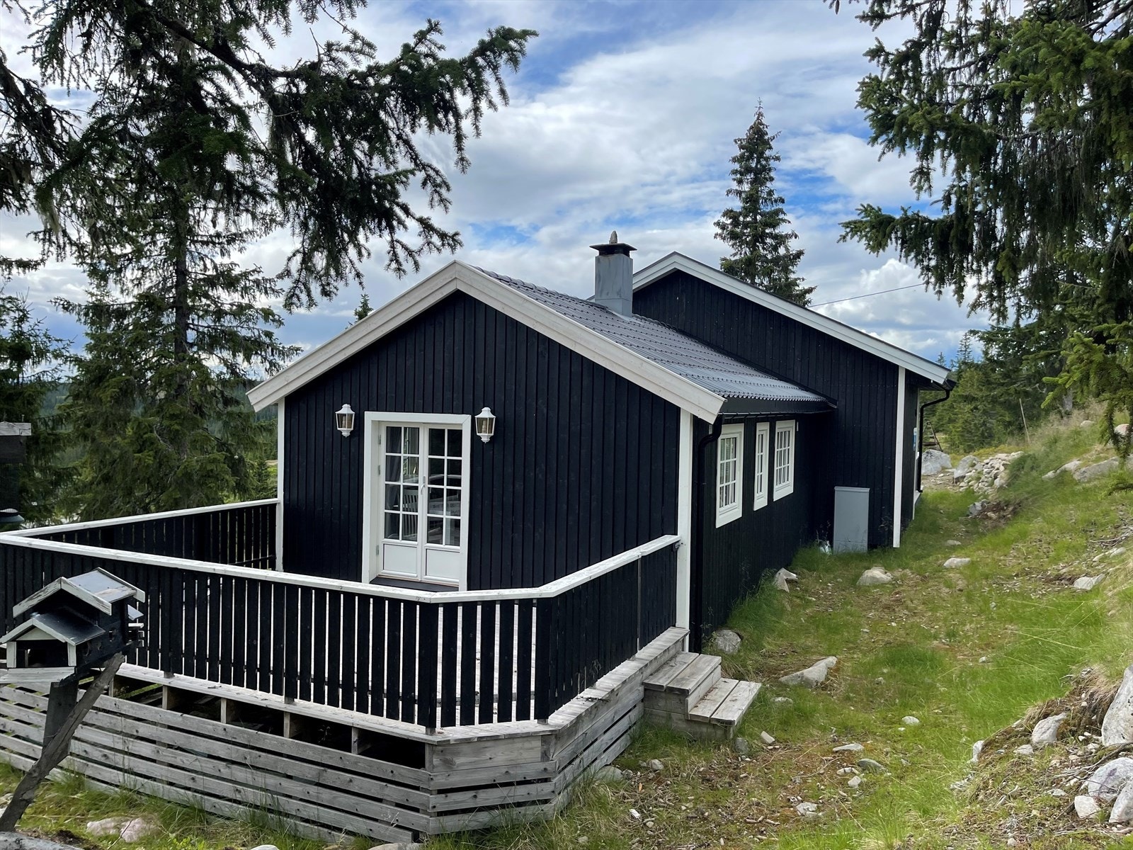 Romslig terrasse innbyr til hyggelig uteliv i hytteveggen. Galleribilde