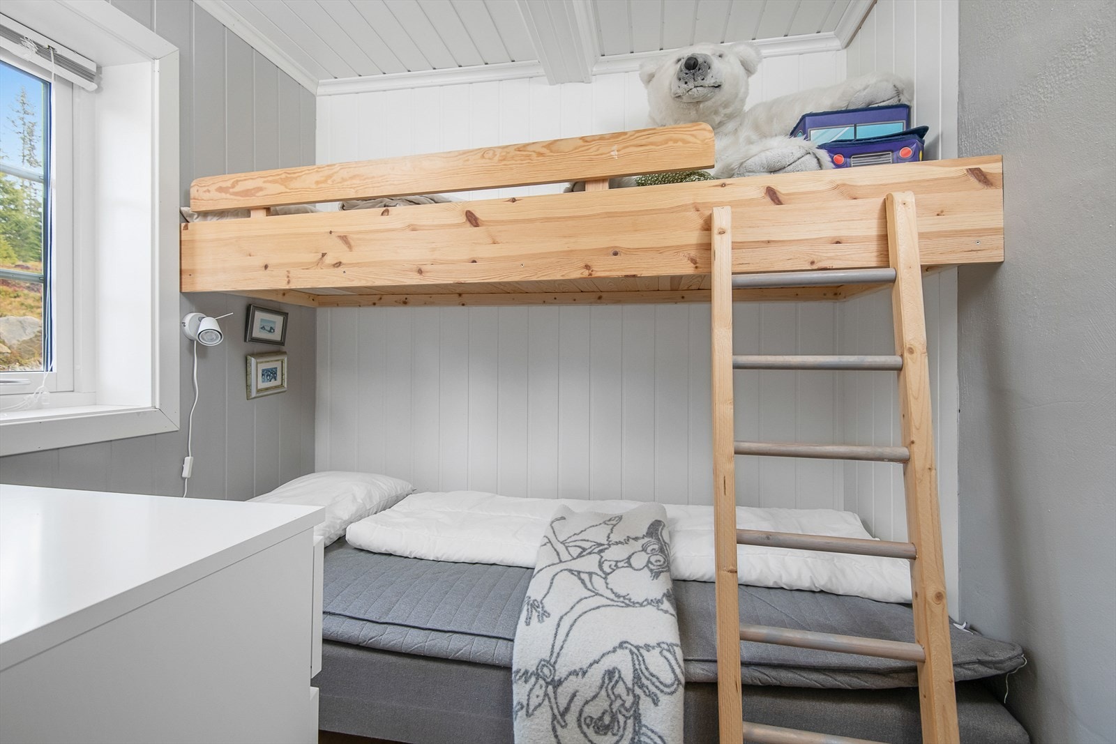 Soverom med plass til familiekøye og kommode. Galleribilde