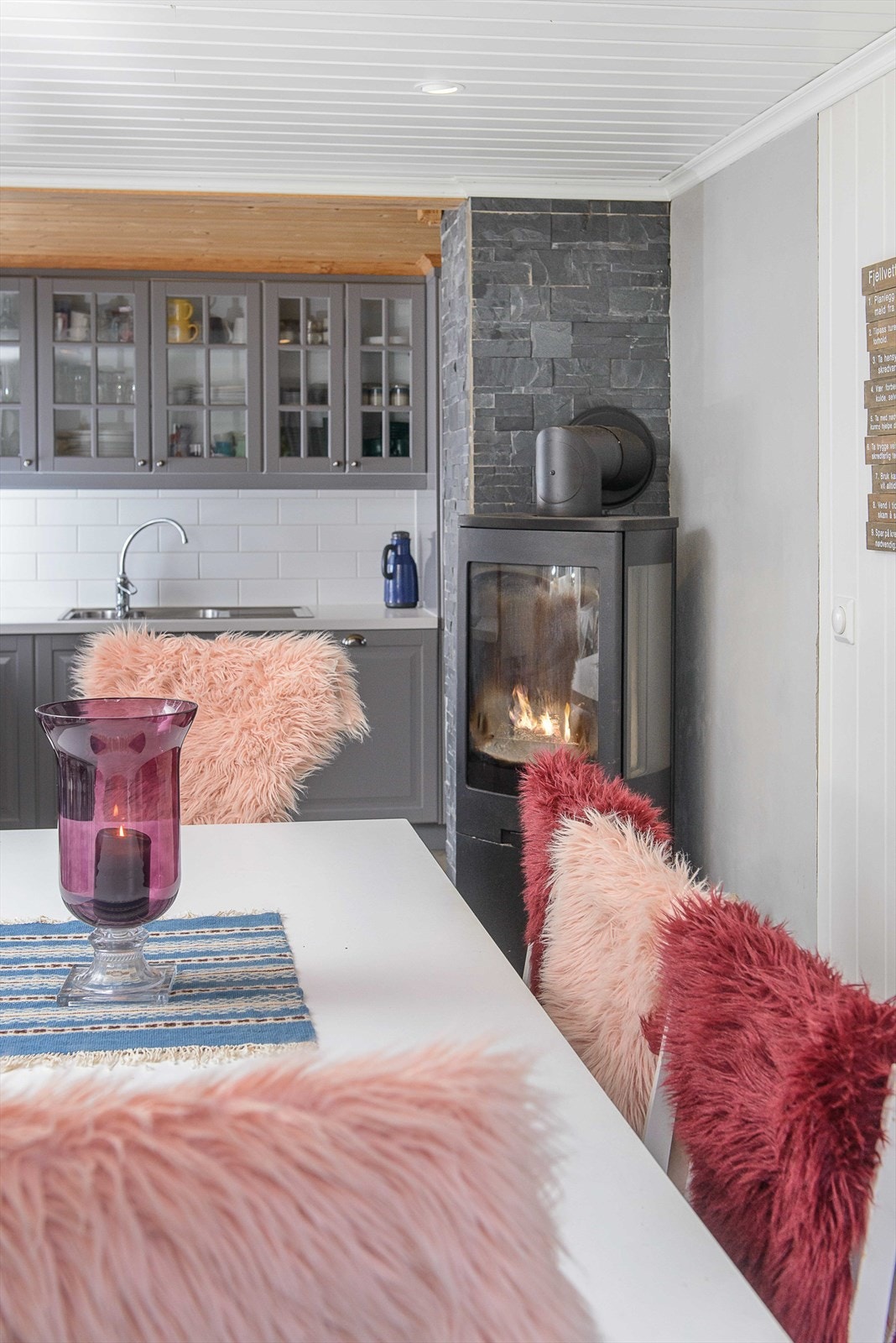 God plass til langbord der en kan samles til hyggelige måltider. Spiseplassen ligger med god kontakt mot kjøkken. Galleribilde