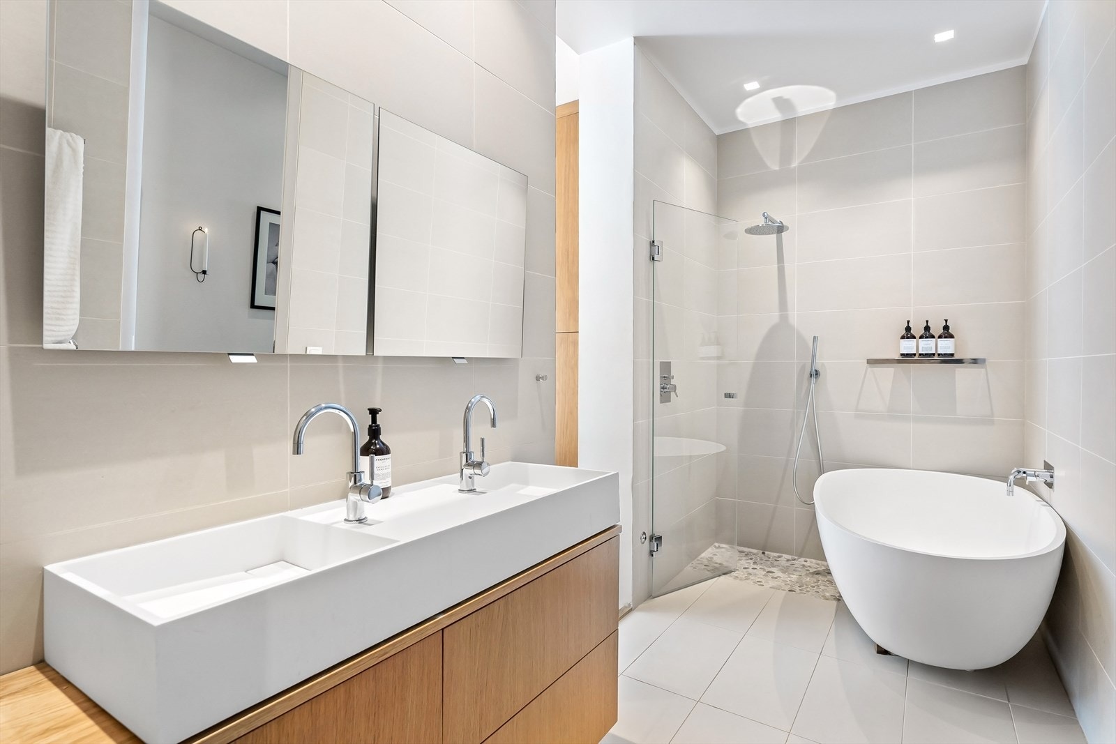 Hovedbadet (ligger en-suit med hovedsoverommet) har meget god størrelse var nytt i 2011/12. Innredning med doble servanter i corian. Badet har både dusj og badekar! Varmekabler i gulvet. Sonoshøytaler i taket. Galleribilde