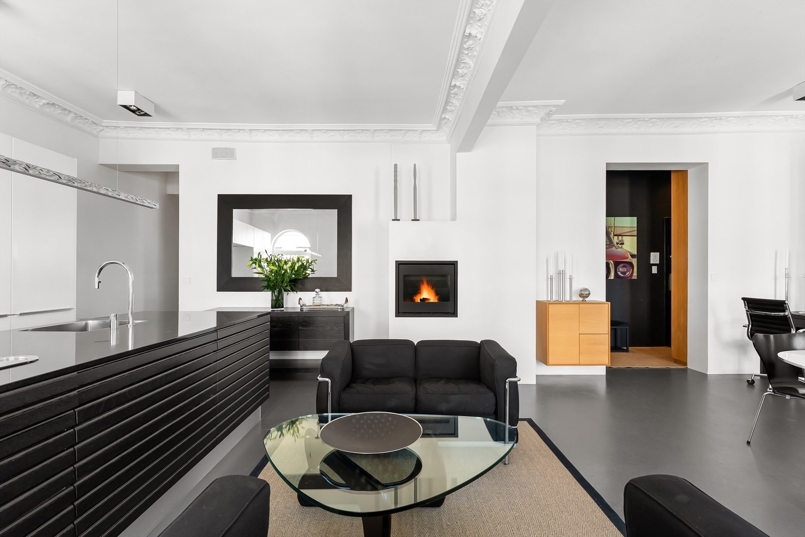 Her er peisovn og god plass til sofagruppe og spisebord. Galleribilde