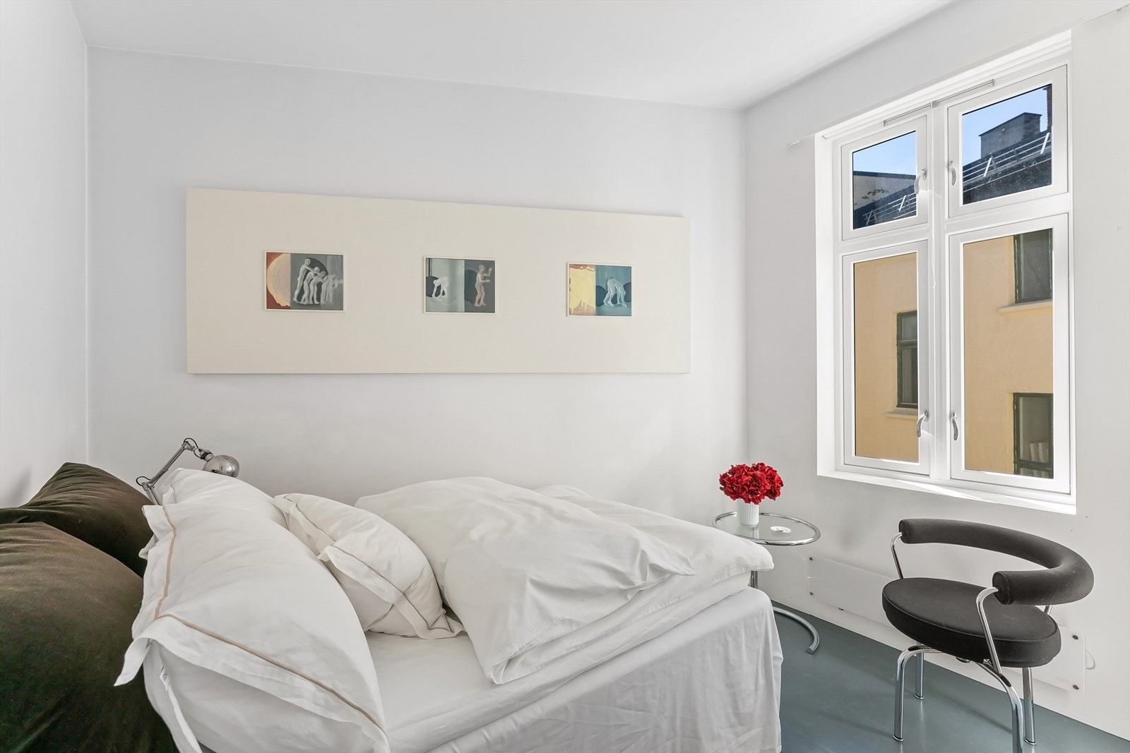 Soverom 3 - er et lyst og trivelig soverom med god plass til seng. Det vender som de andre soverommene mot bakgård/indre gårdsrom. Alle soverommene har rullegardin skjult i vinduskarmen. Galleribilde