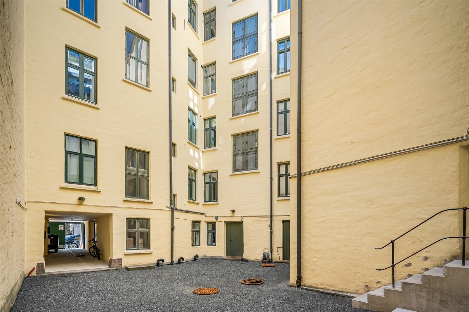 Indre gårdsrom hvor man blant annet kan sette fra seg sykkelen. Her er det blant annet støpt fundament for sykkelbod, som sameiet har planer om å realisere. Galleribilde