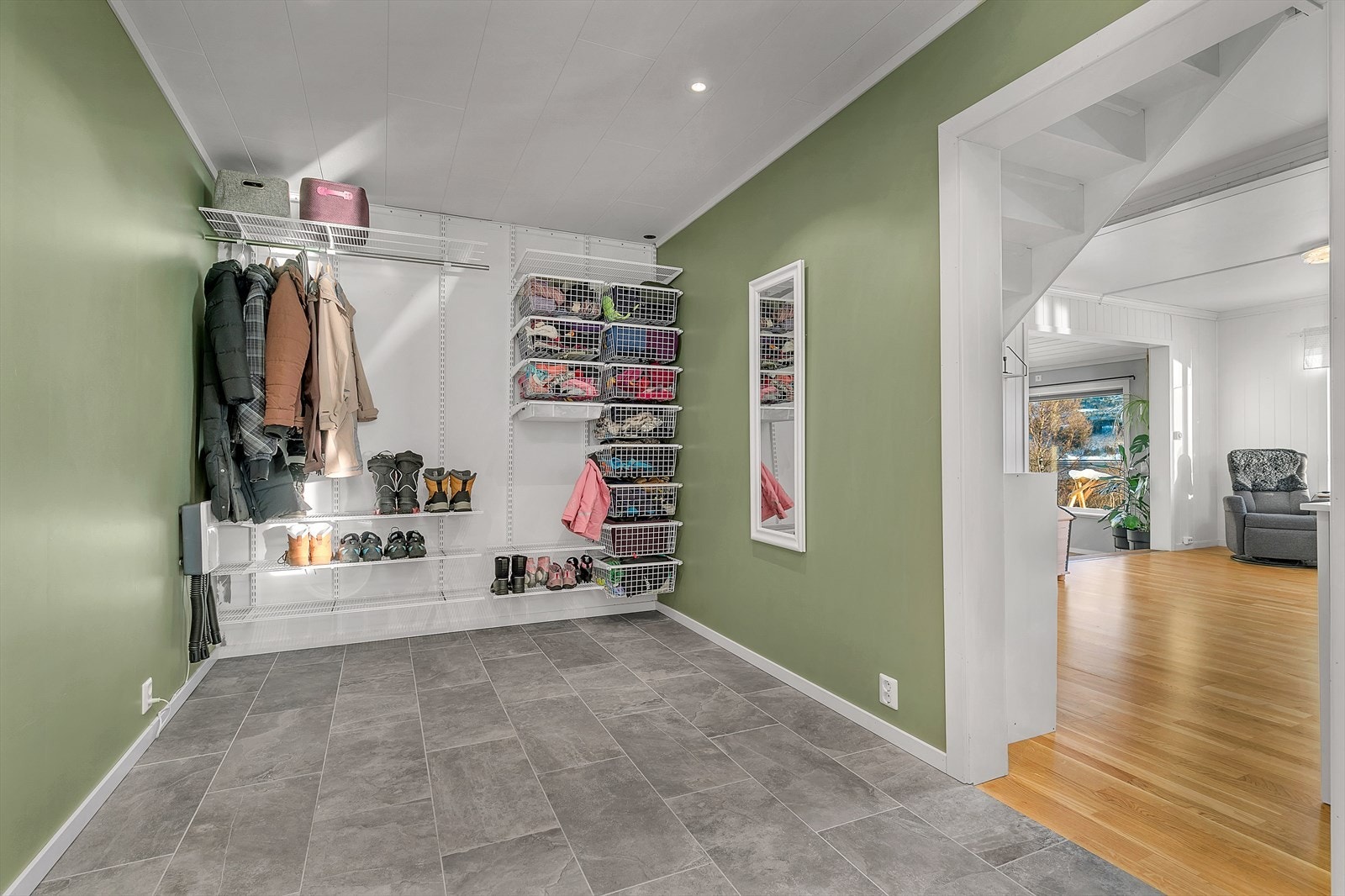 Romslig gang med god plass for oppheng av yttertøy Galleribilde