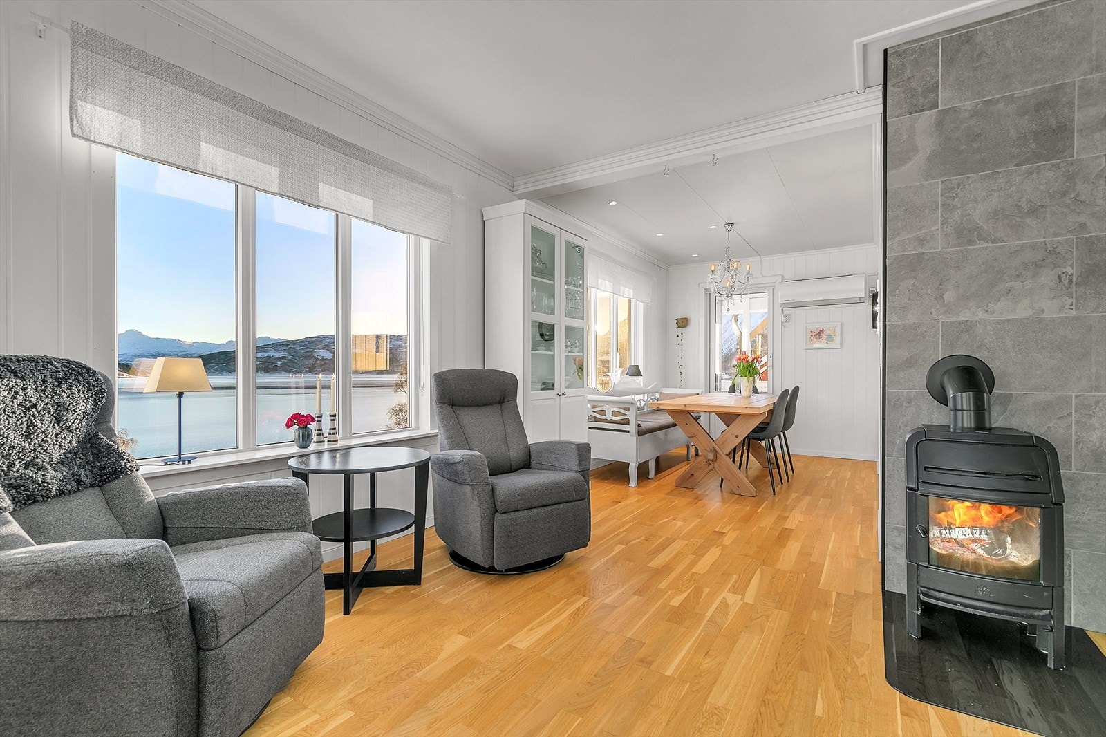 Jøtul vedovn plassert i mellomstue gir lun varme til boligen Galleribilde