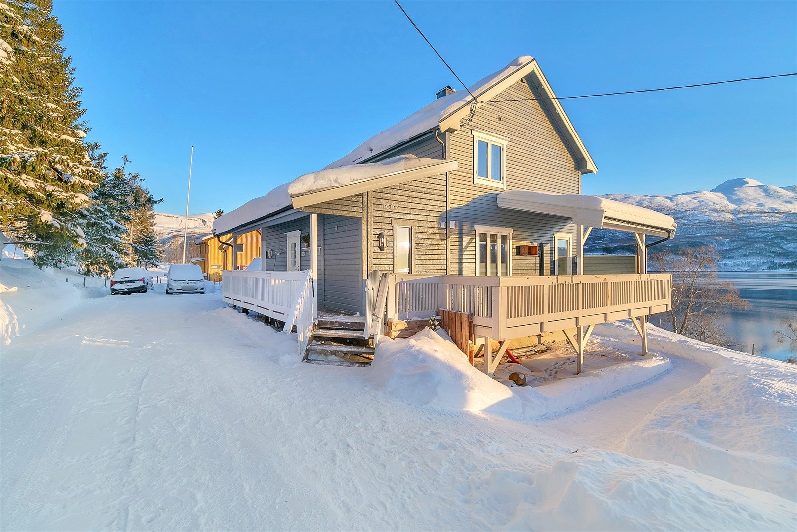 Det er rikelig med oppstillingsplasser på tomten som er gruset og opparbeid Galleribilde