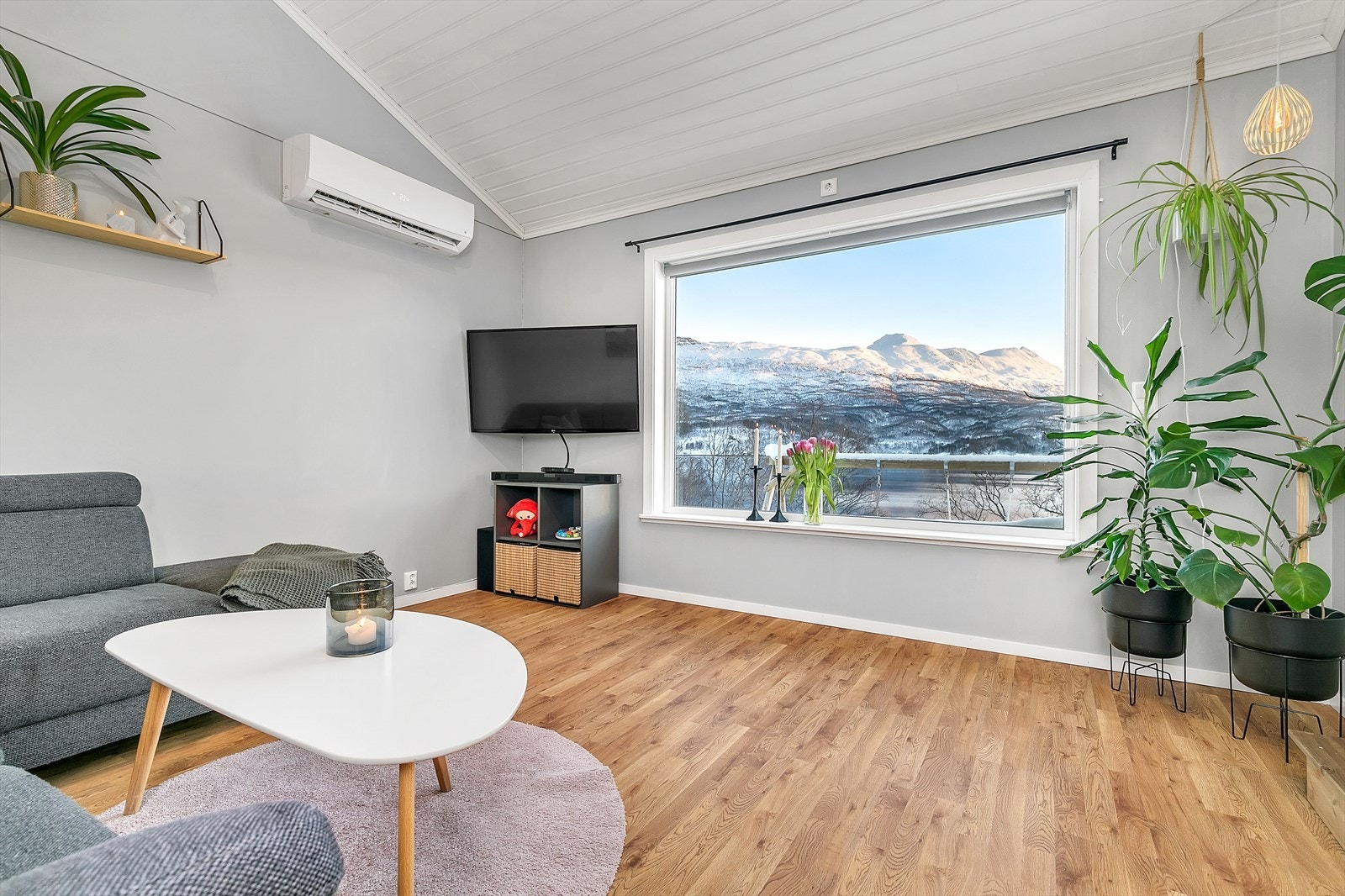 Stort vindu tilfører rommet godt med dagslys Galleribilde