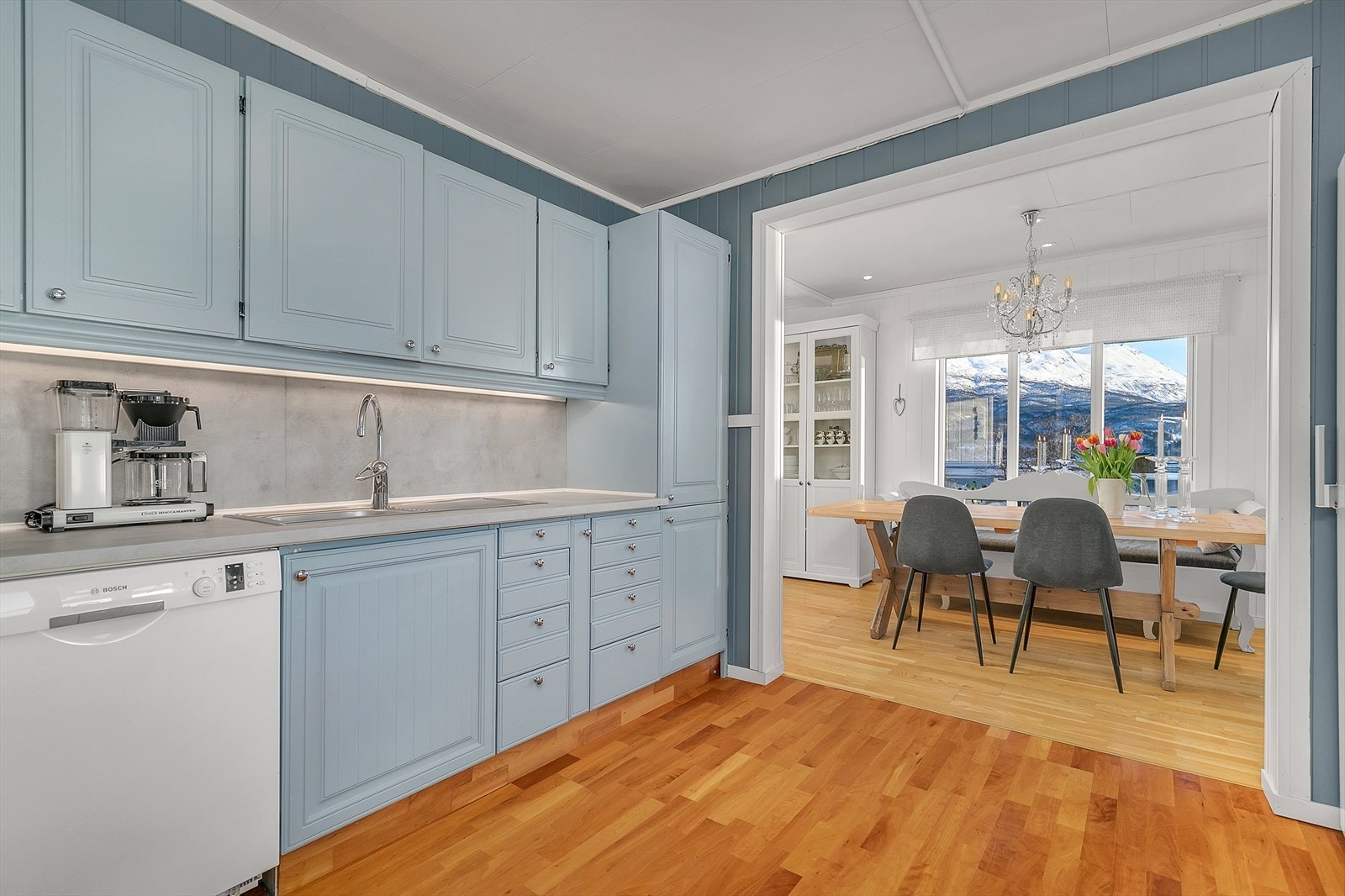 Kjøkkeninnredning i malt utførelse med profilerte fronter Galleribilde