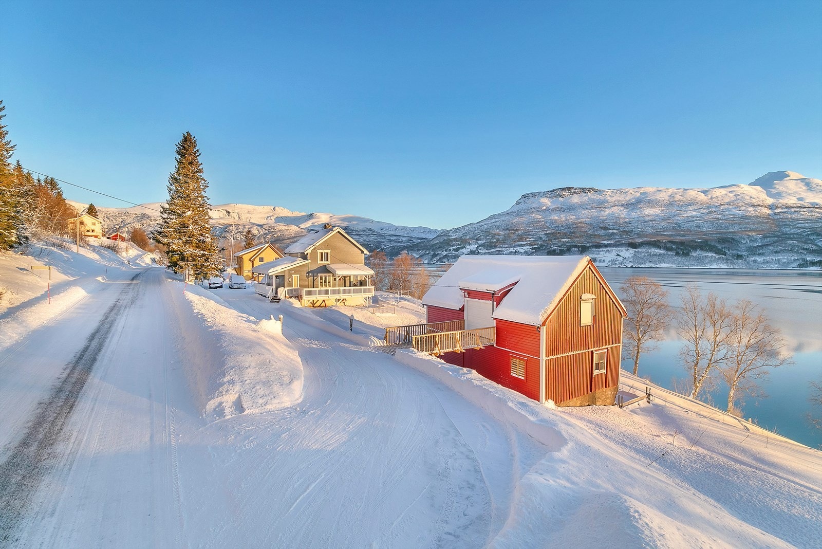 Det er adkomst til eiendommen fra offentlig vei Galleribilde