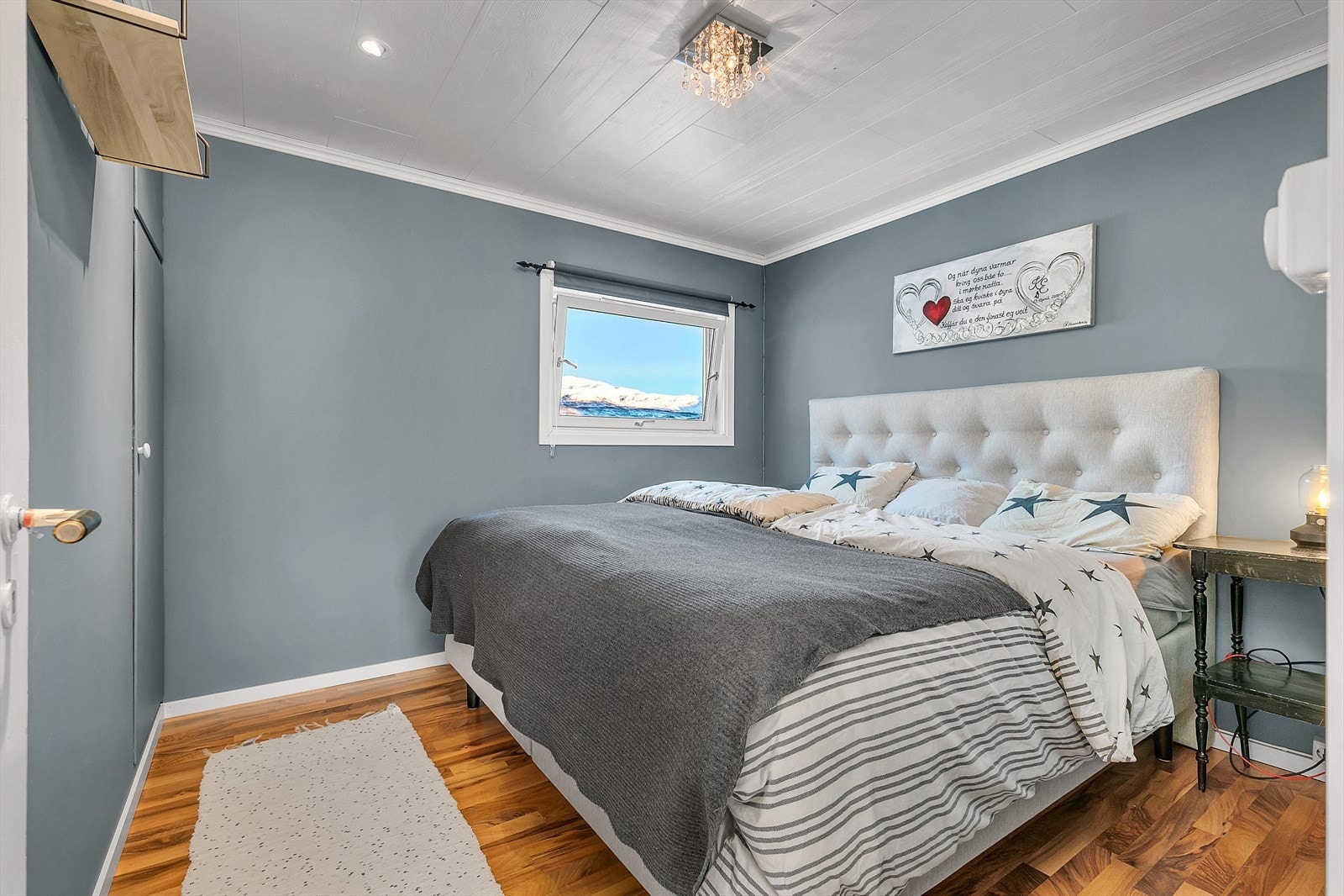 Hovedsoverom i behagelig fargevalg med god plass til soveromsmøbler Galleribilde