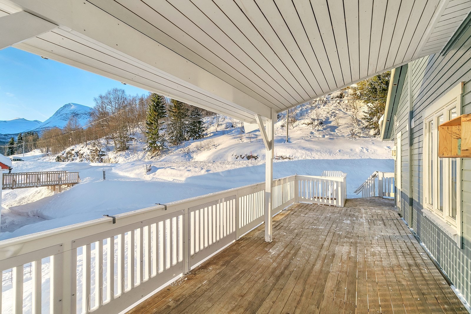 Veranda med god plass til utemøbler Galleribilde