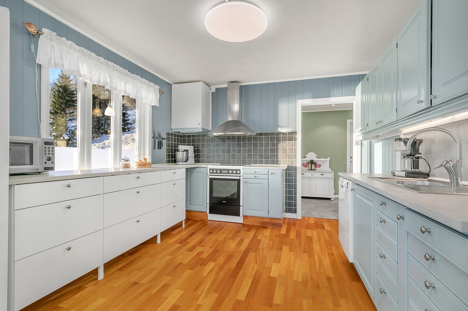 Kjøkkenet har adkomst både fra entré og spisestue Galleribilde