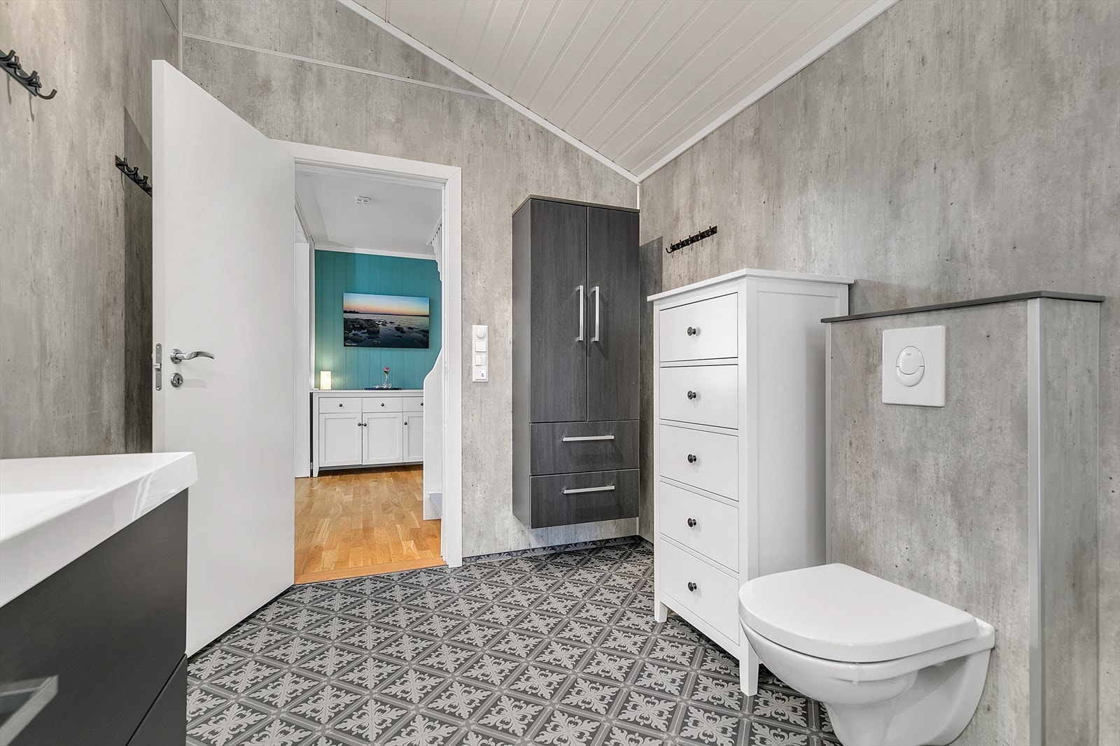 Badet har innvendige vegger med våtromsplater og innvendige gulv med våtromsbelegg Galleribilde