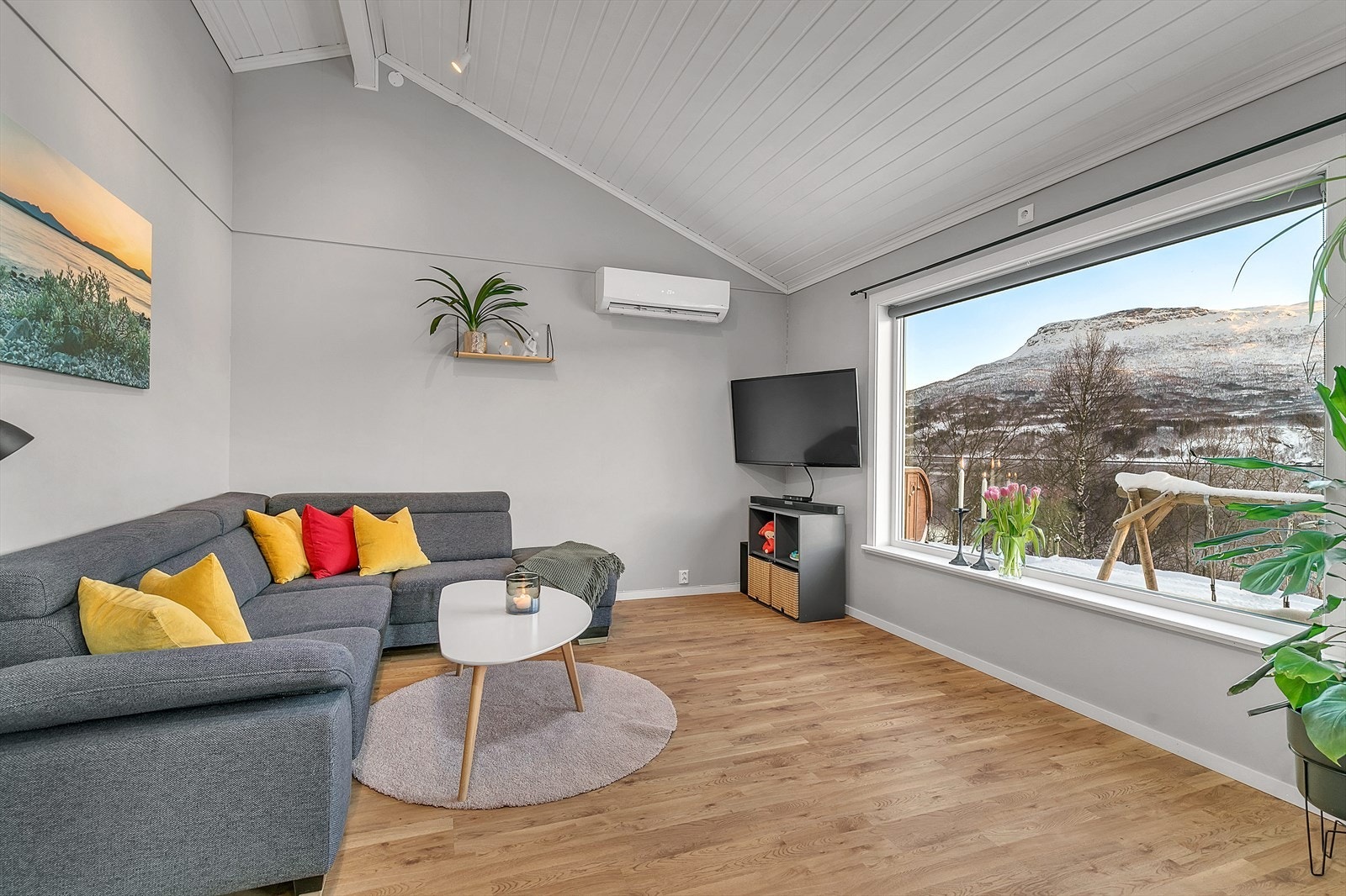 Trivelig stue med flott utsikt over fjorden Galleribilde