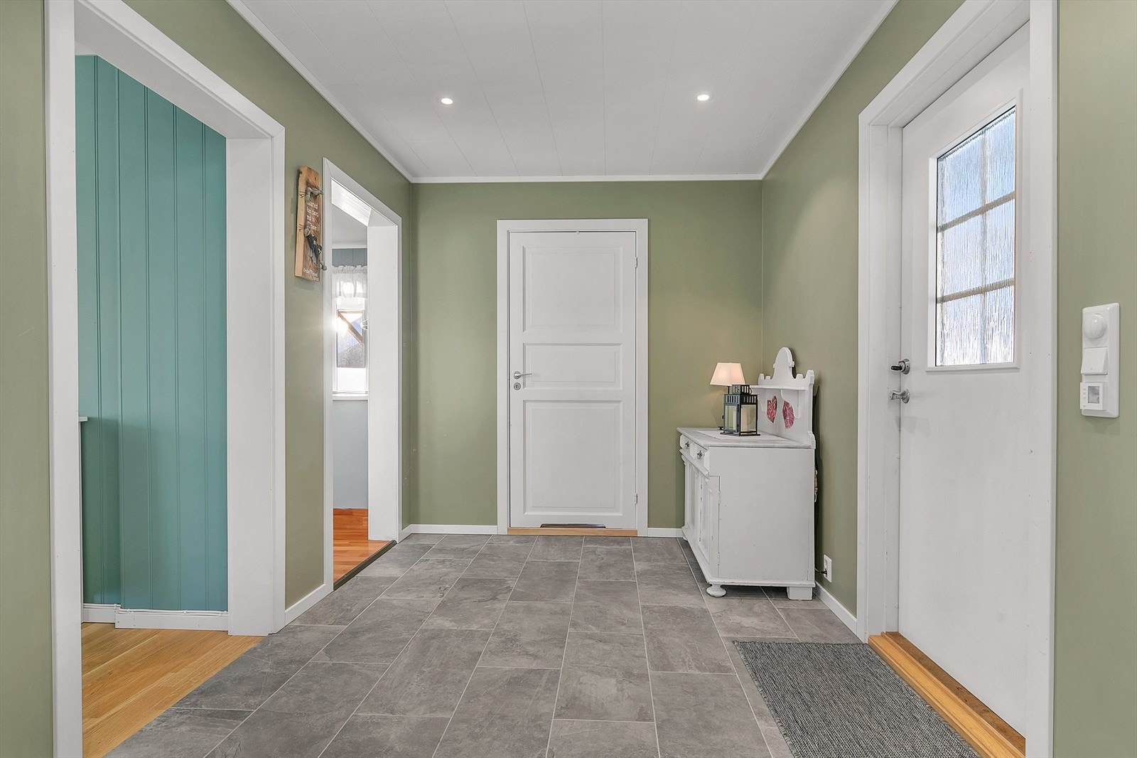 Romslig entré hvor gulvet har keramiske fliser med termostatregulerte varmekabler fra 2021 Galleribilde