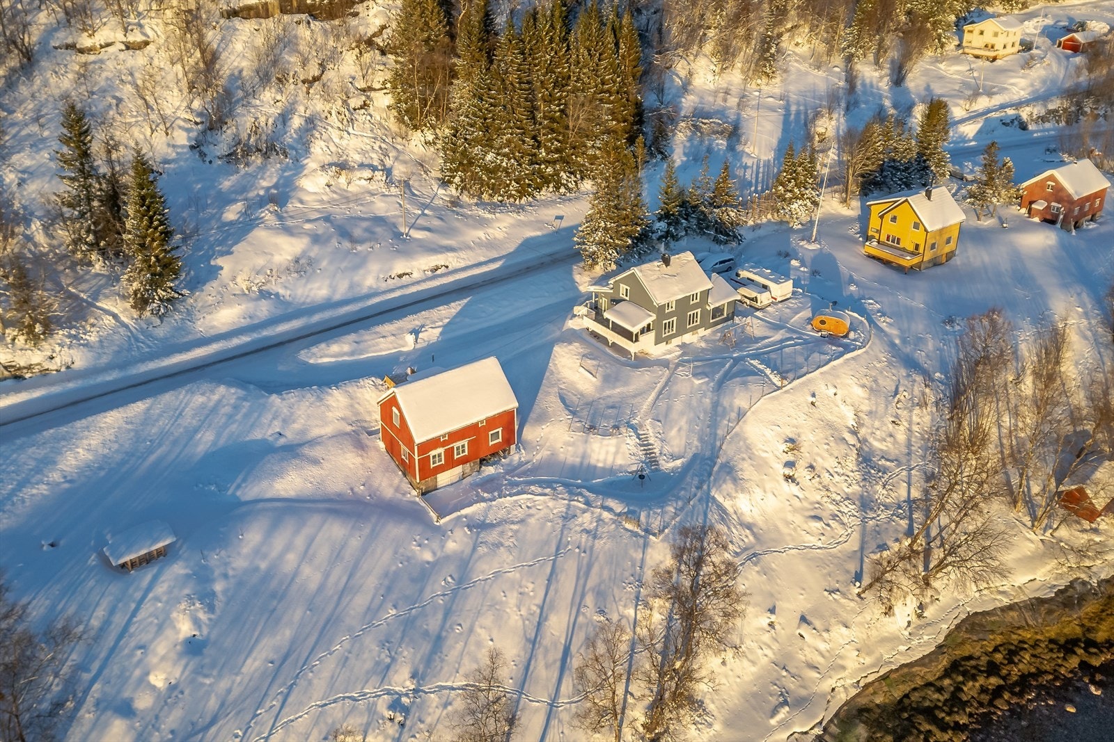 Eiendommen har strandlinje ved sjøen Galleribilde