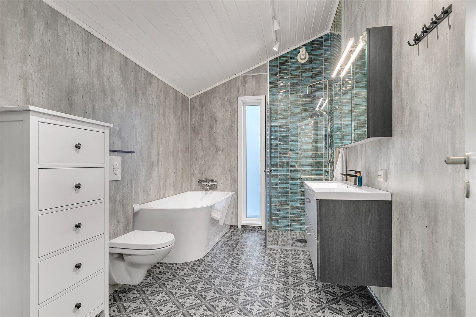 Flott bad i moderne fargevalg fra 2021 Galleribilde