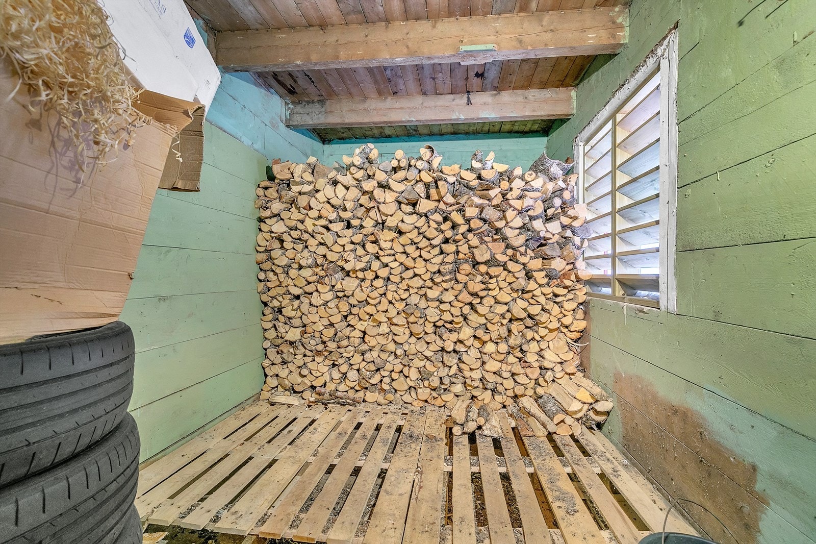 Vedbod i 1.etg i fjøs Galleribilde