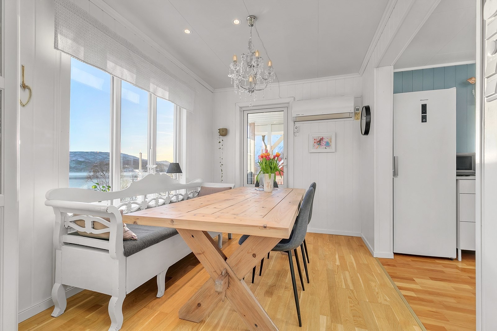 Fra spisestue er det utgang til veranda Galleribilde