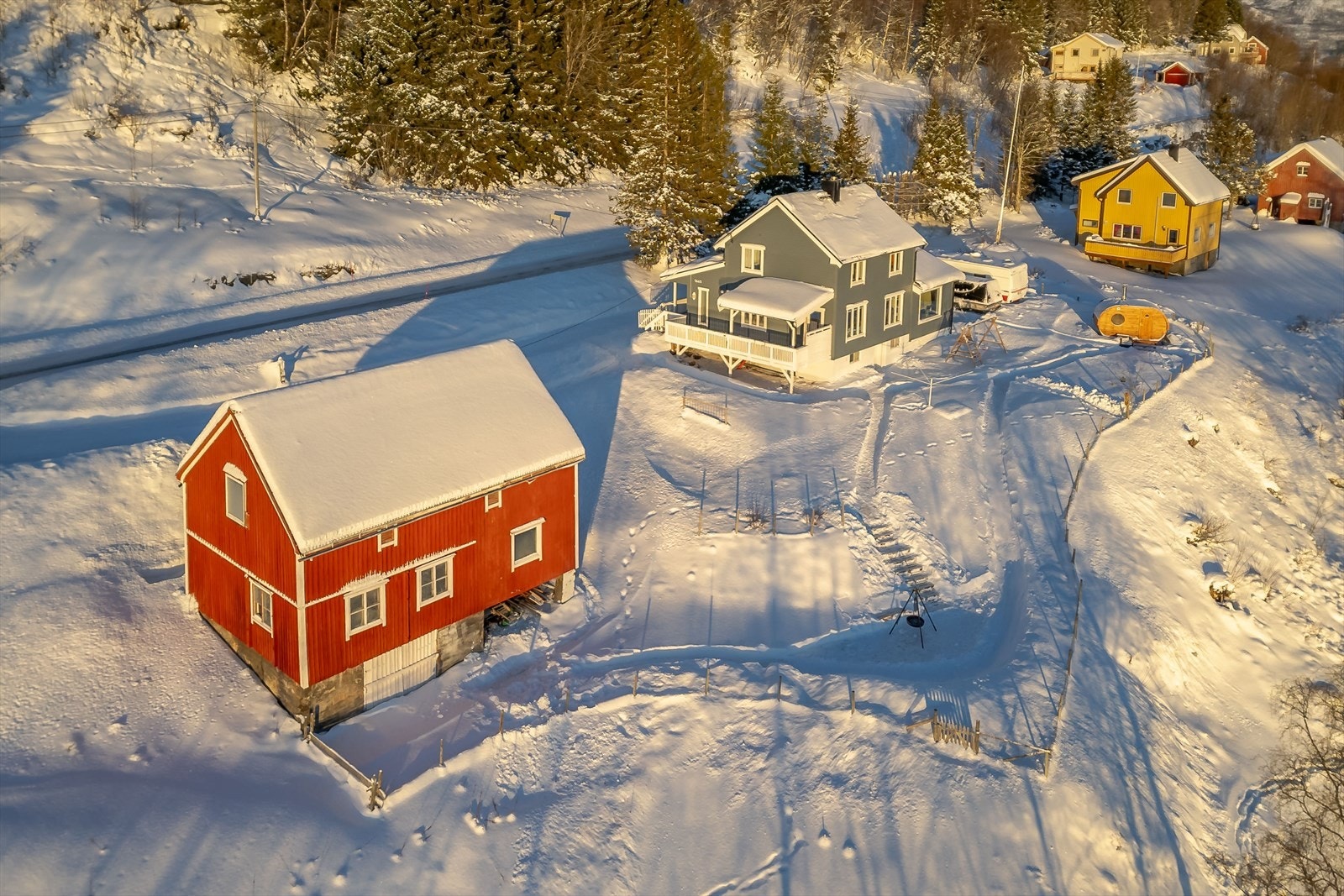 Rundt boligen er det etablert plenarealer samt diverse prydvekster og trær Galleribilde