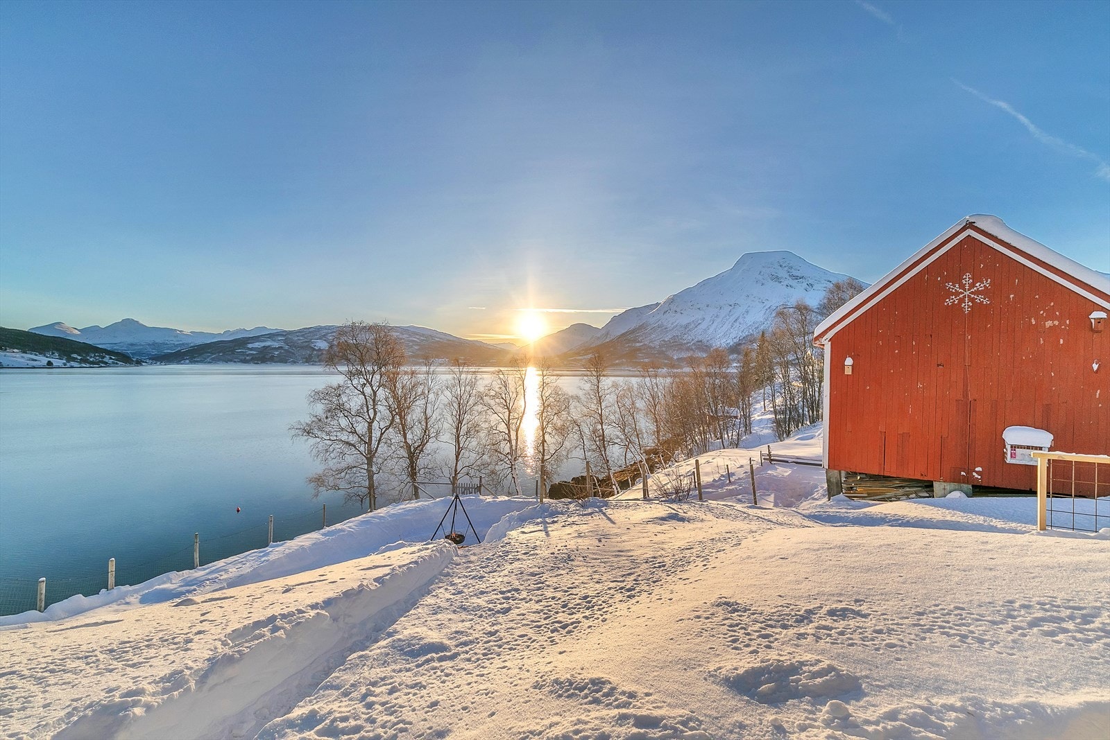 Eiendommen ligger i et solrikt område med flott utsikt over fjorden Galleribilde