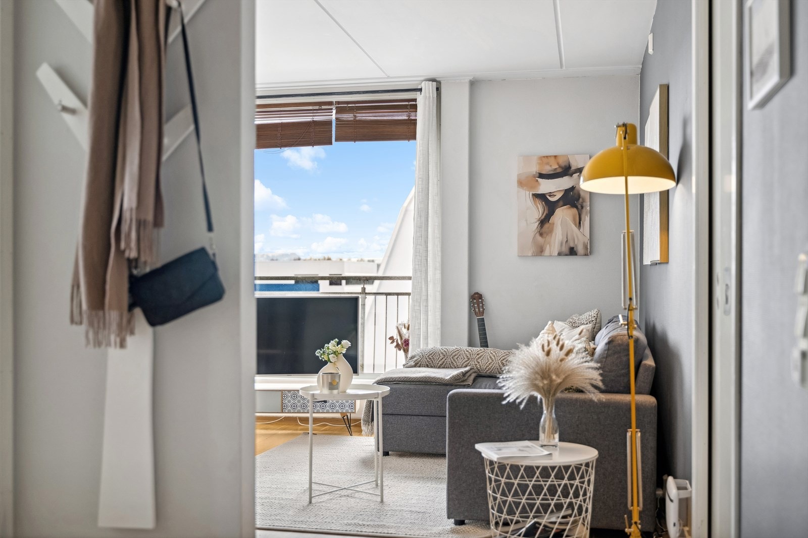 Velkommen inn! Lys entré med plass for garderobe- og opphengsløsninger. Galleribilde
