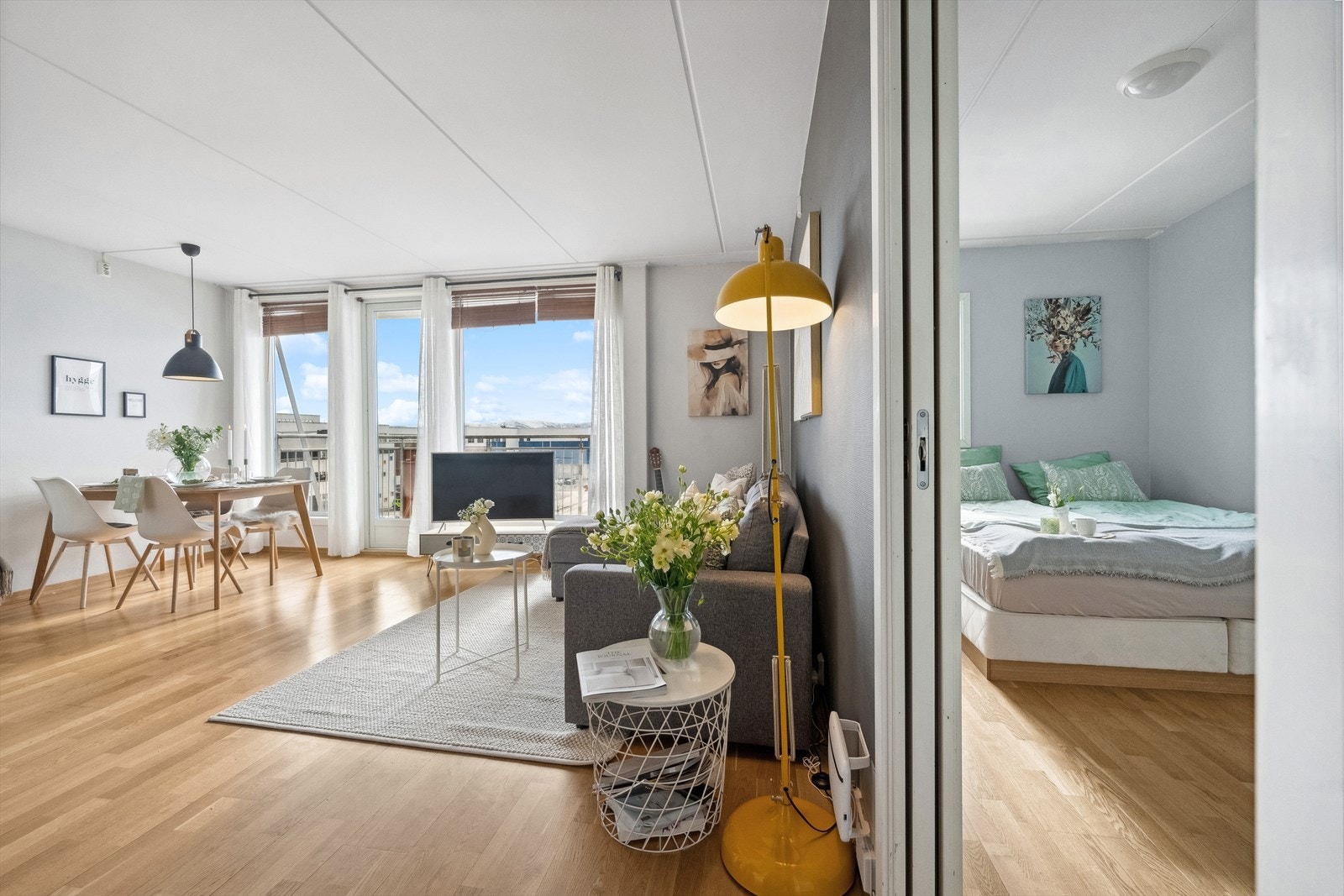 Vi beveger oss inn i en lys og innbydende stue Galleribilde