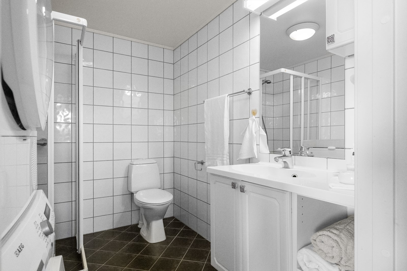 Lys og god baderomsinnredning med god oppbevaringsplass for baderomsartikler Galleribilde