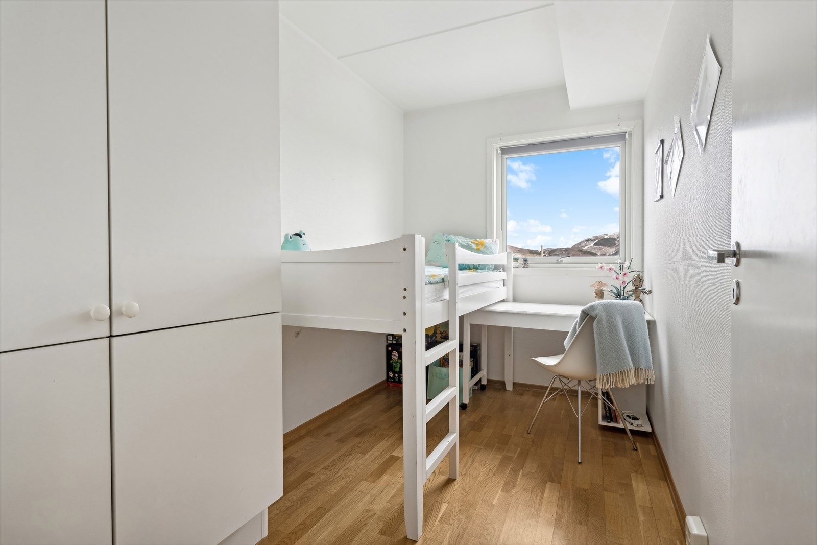 Soverom 2 har også fin størrelse og plass for garderobe Galleribilde