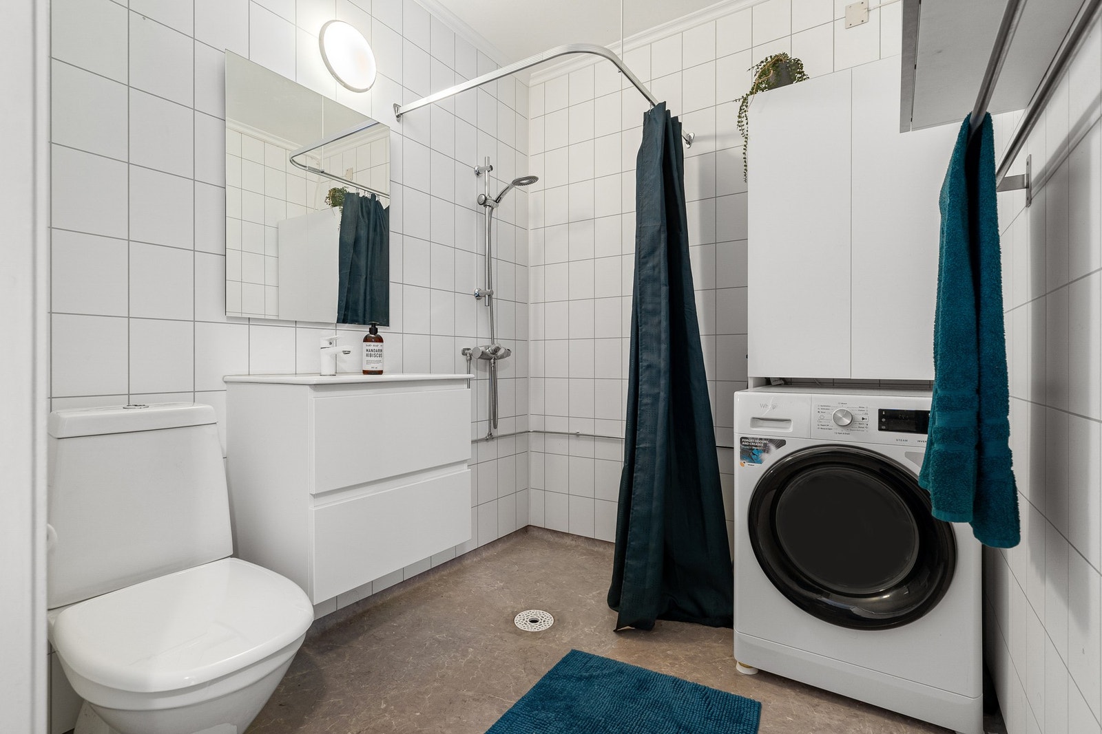 Badet har belegg på gulv og våtromsplater på vegger. Galleribilde