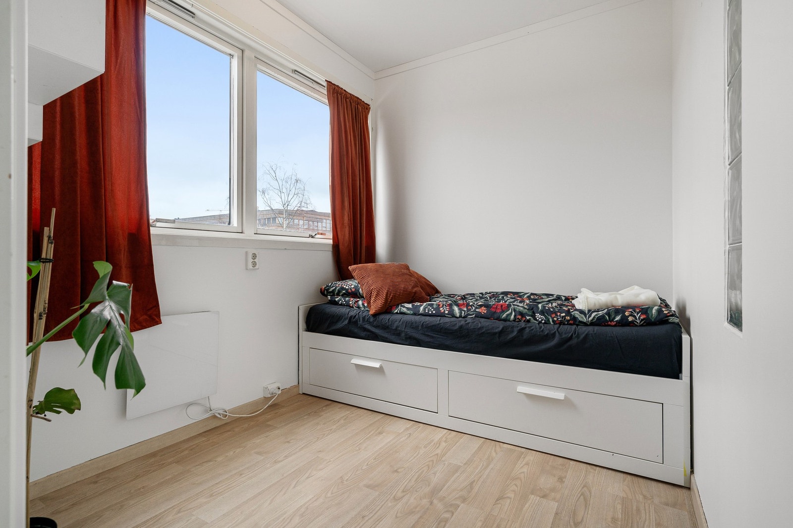 Soverom 2 er på 5,5m² og har store vindusflater som sørger for god belysning. Galleribilde