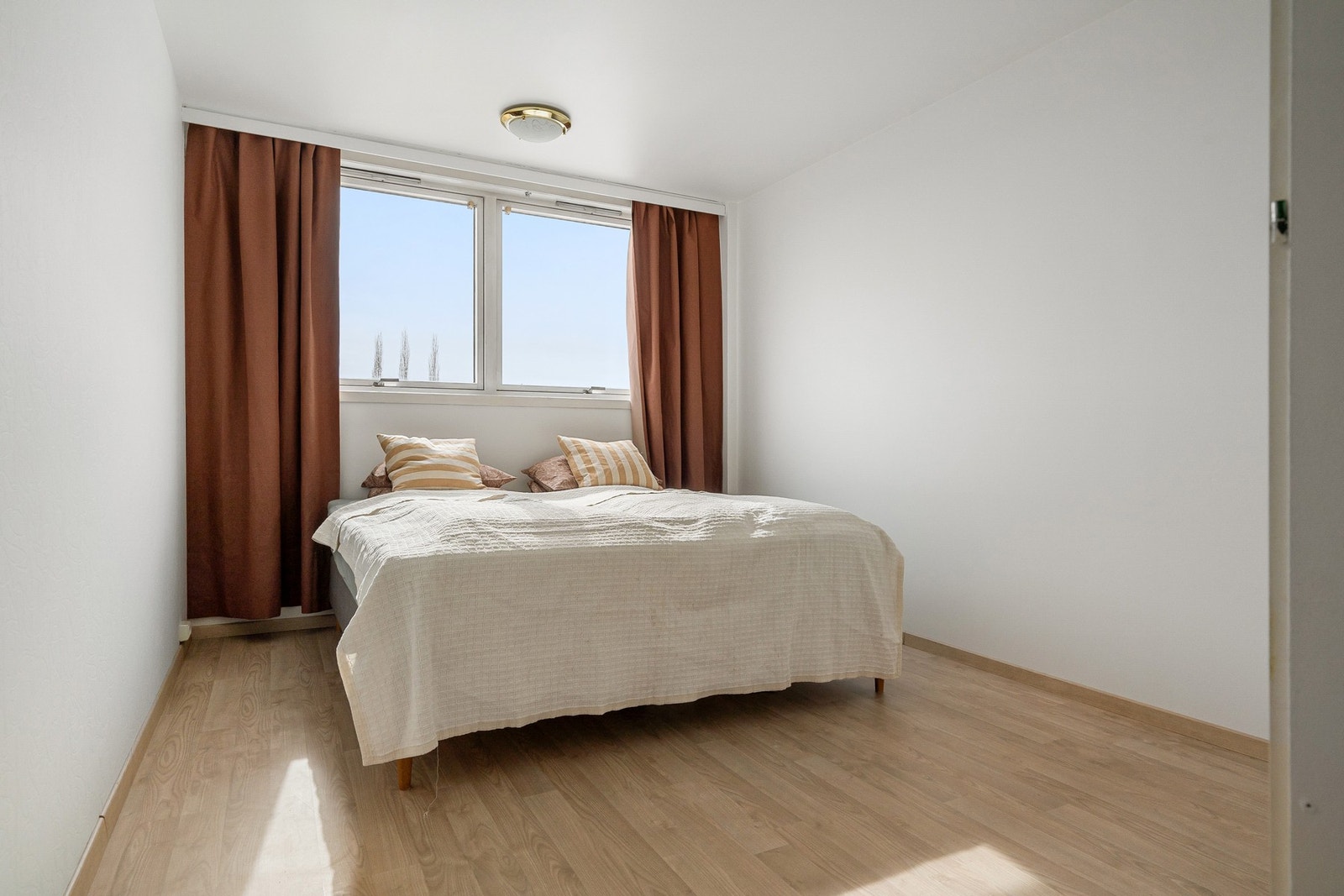 Romslig hovedsoverom på 13m² med romslig garderobeskap. Galleribilde