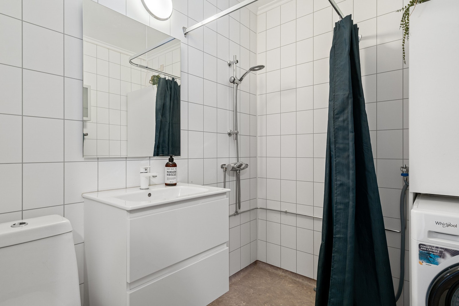 Utstyrt med dusjhjørne, mekanisk avtrekk, gulvmontert toalett og servant i skap. Galleribilde