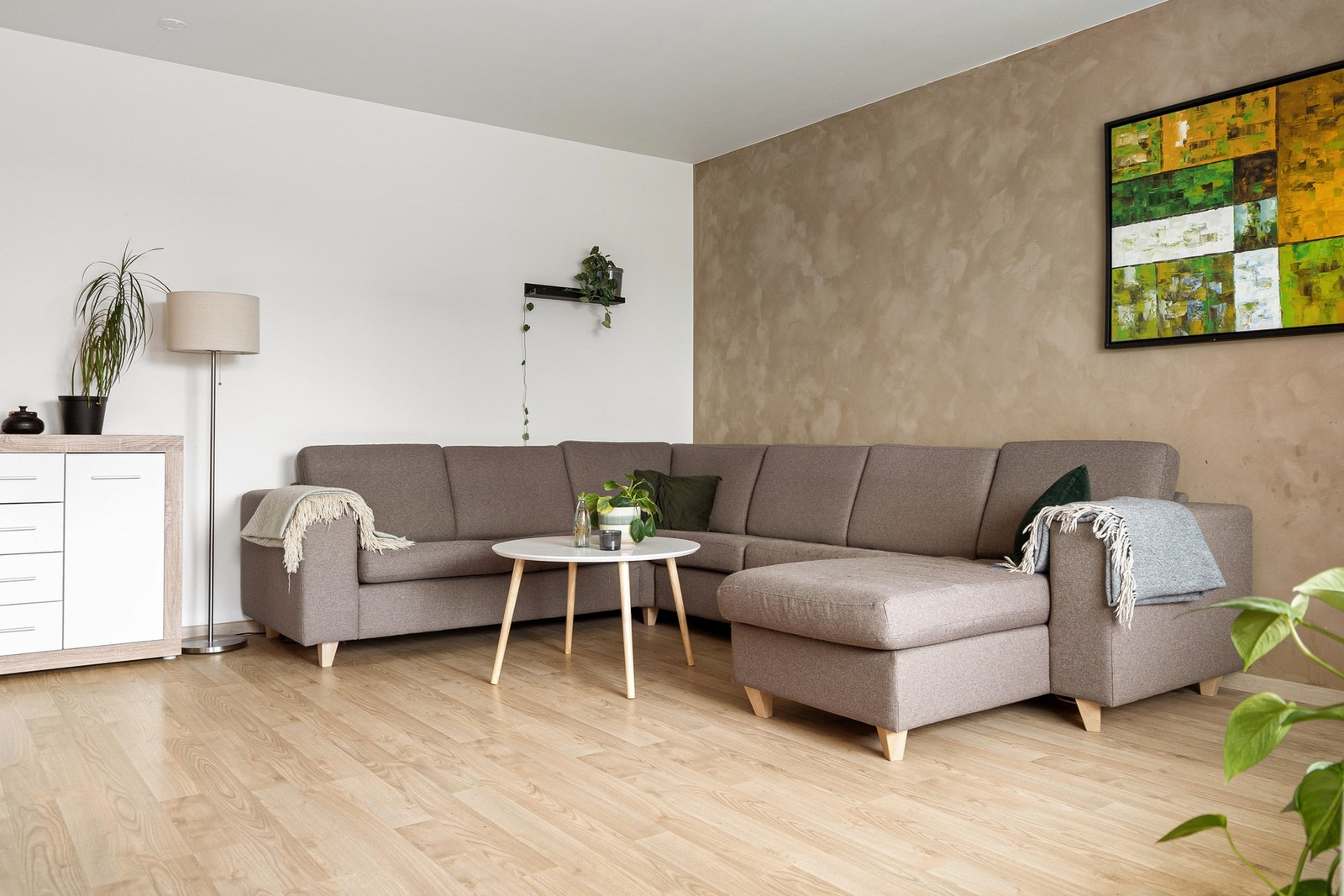 Flott 2(3)-roms leilighet med attraktiv beliggenhet på Saupstad/Midteggen i toppetasje. Galleribilde