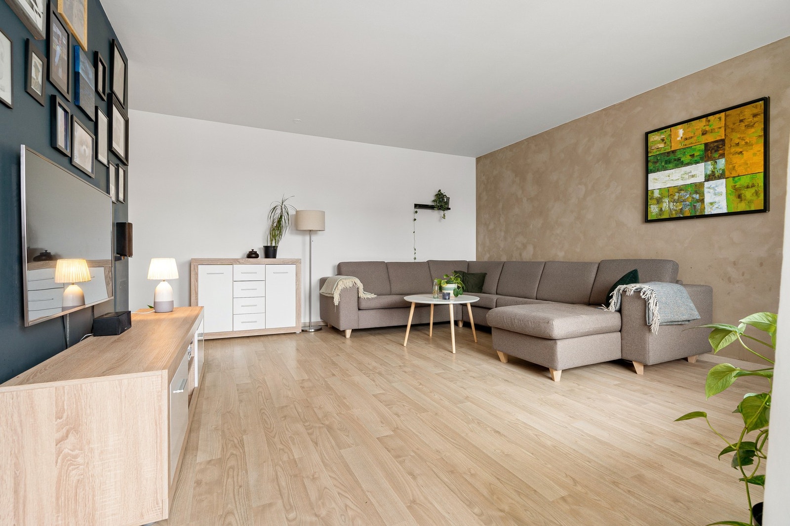 Store vindusflater i stuen sørger for godt med naturlig lysinnslipp. Galleribilde