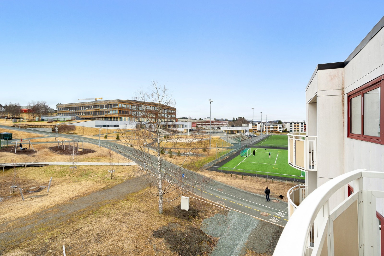 Huseby idrettspark ligger rett ved leiligheten som kan by på kunstgress-, volleyball og basketballbane. Galleribilde