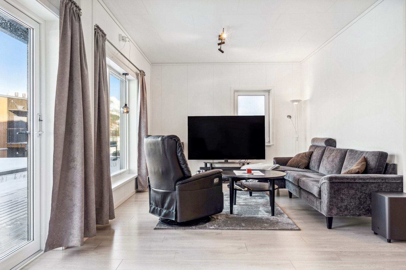 Åpen løsning med kjøkken og stue Galleribilde