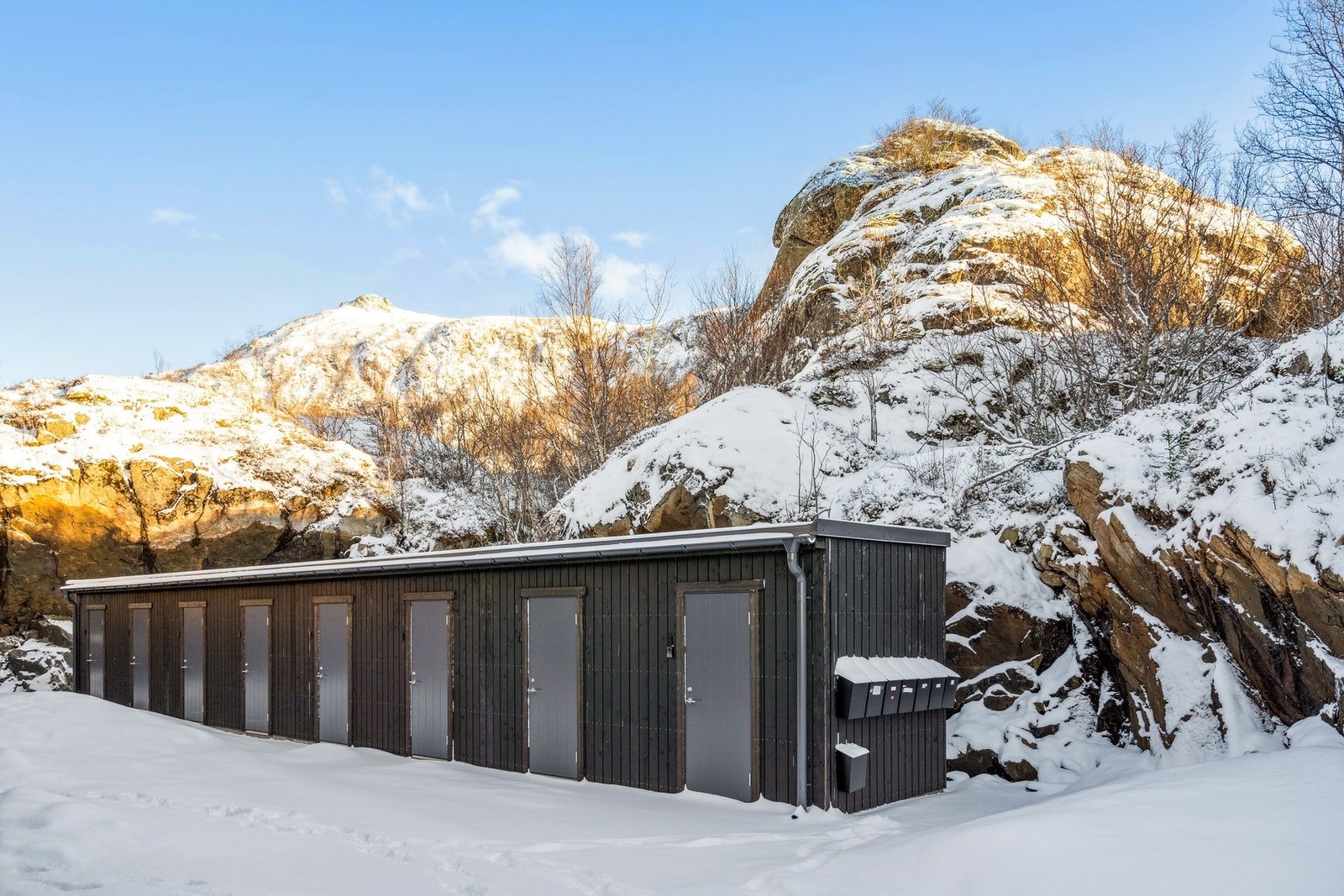 I bakkant har den enkelte seksjon sin sportsbod Galleribilde