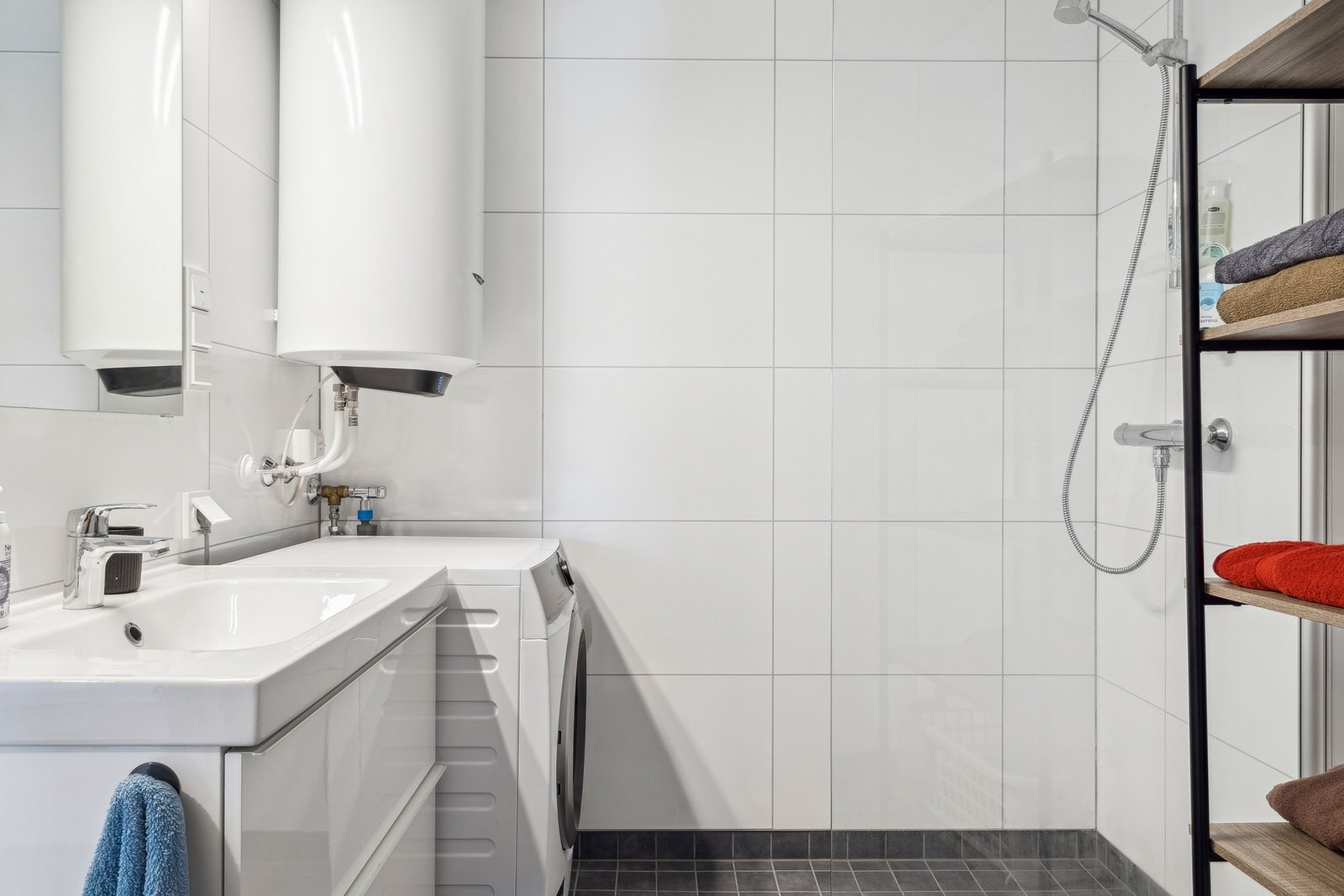 Bad/vaskerom har dusj, wc, varmtvannstank, innredning og opplegg til vaskemaskin Galleribilde