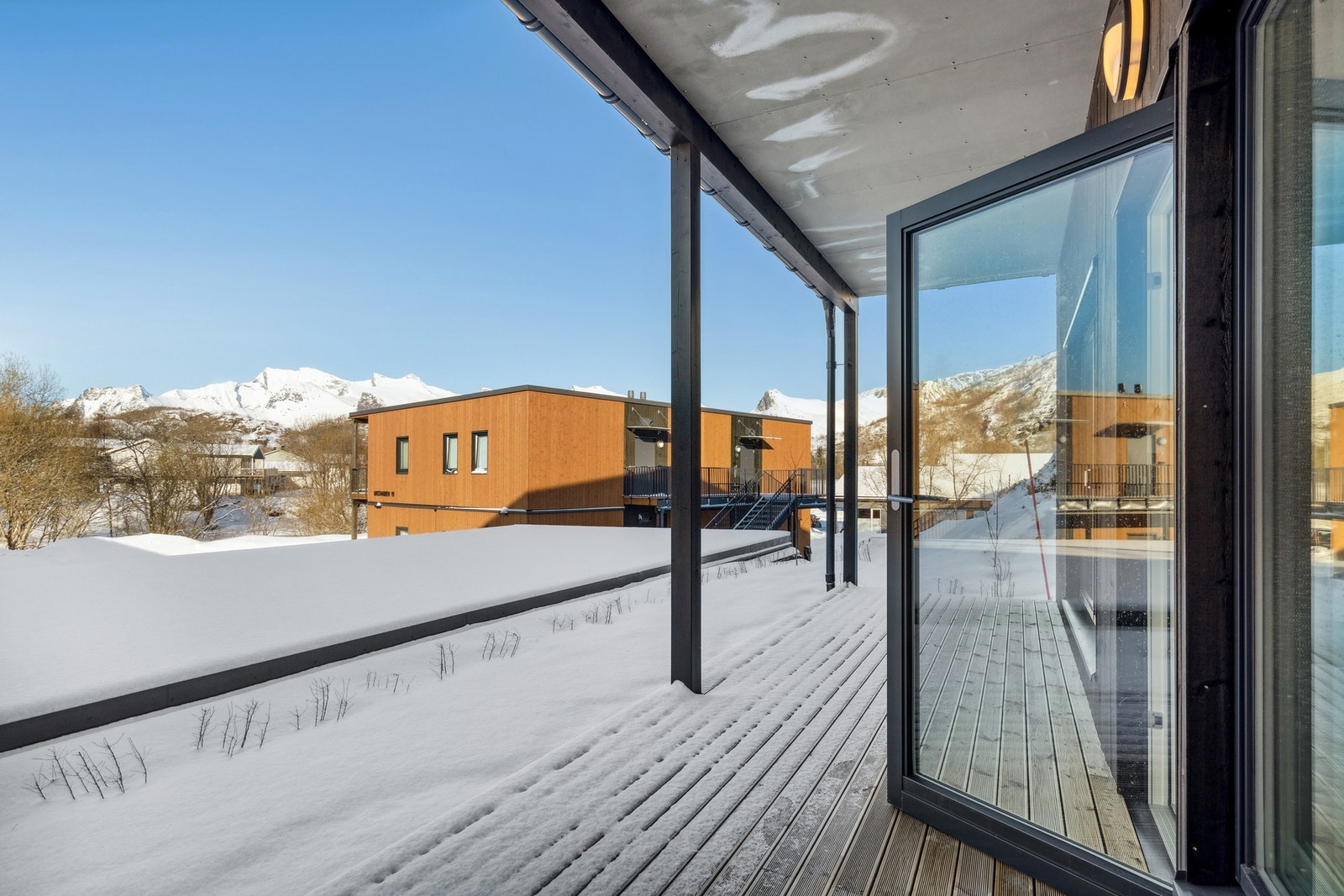 Fra terrassen har du langstrakt utsikt både til boligfeltet og til naturen Galleribilde