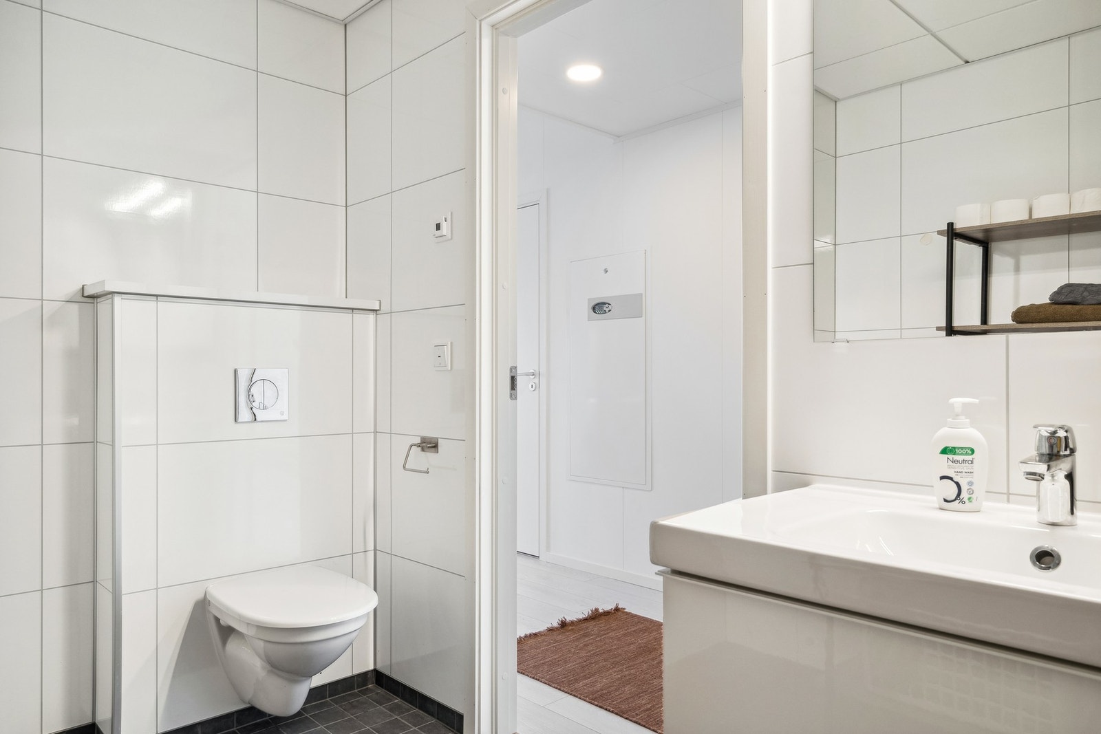 Bad/vaskerom har dusj, wc, varmtvannstank, innredning og opplegg til vaskemaskin Galleribilde