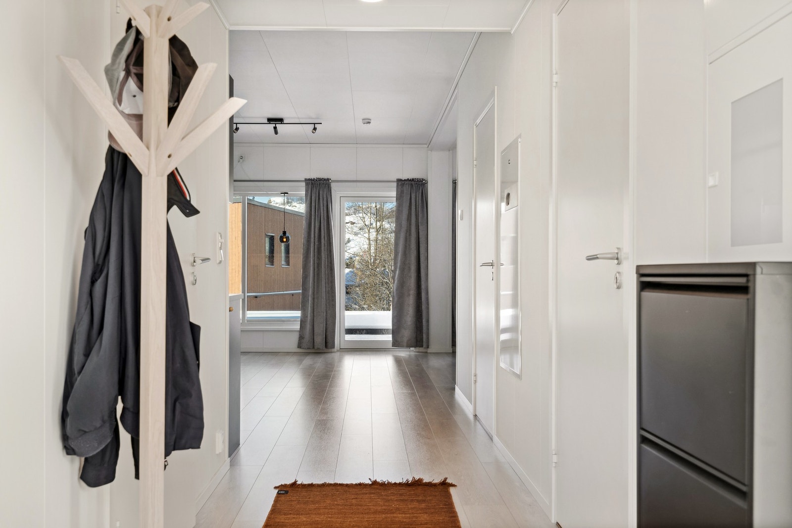 Velkommen inn. Fra entreen ser du gjennom leiligheten Galleribilde