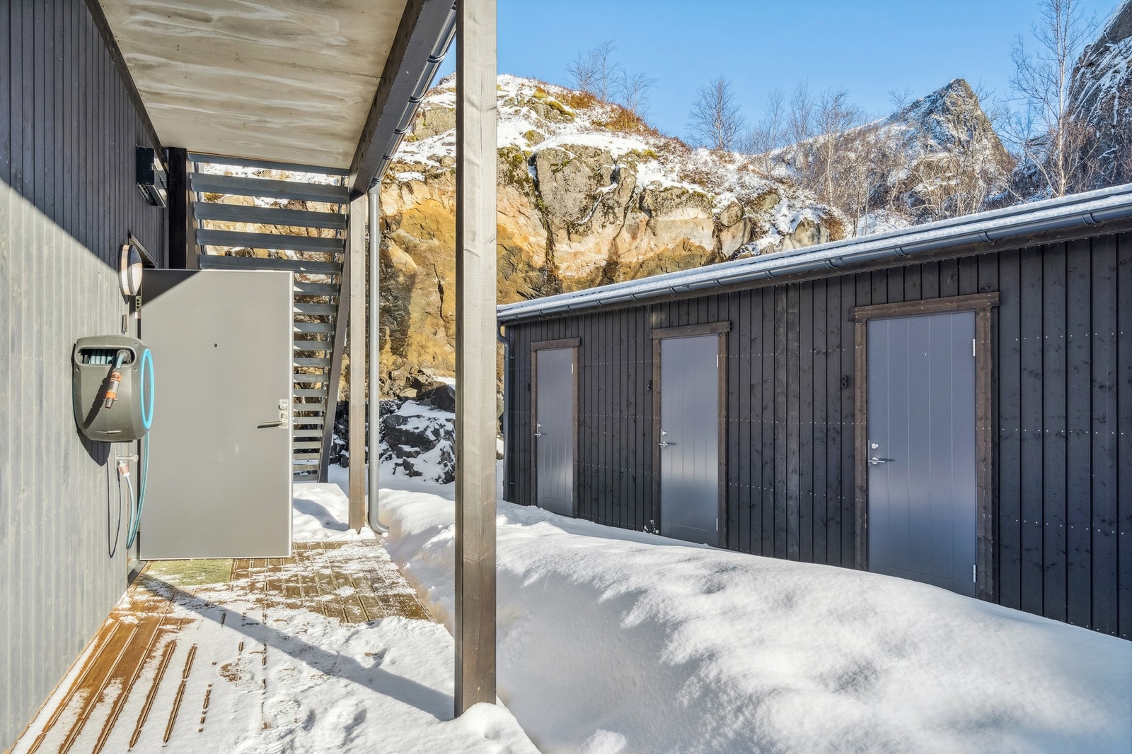 I bakkant har den enkelte seksjon sin sportsbod Galleribilde