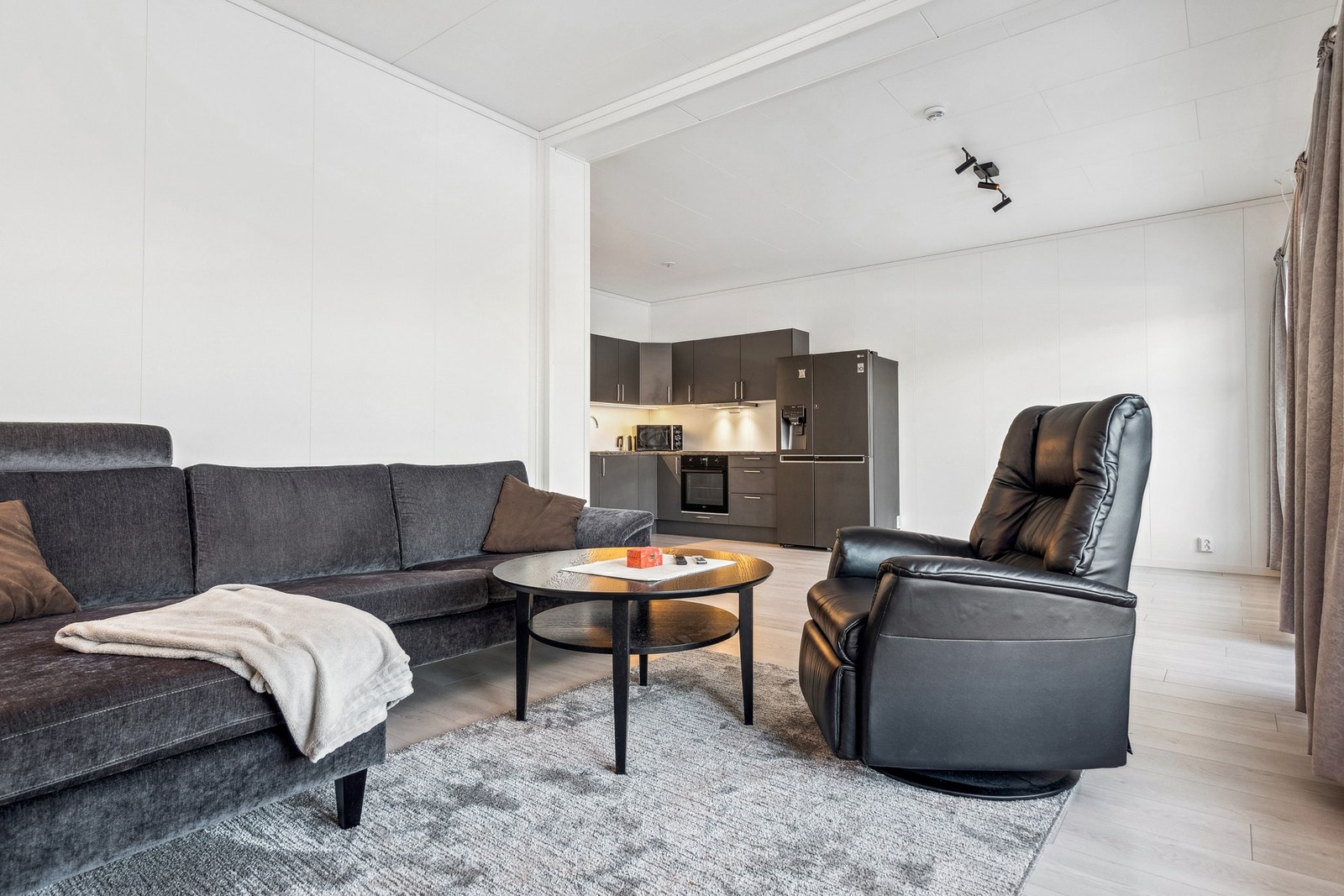 Stue og kjøkken har åpen løsning Galleribilde