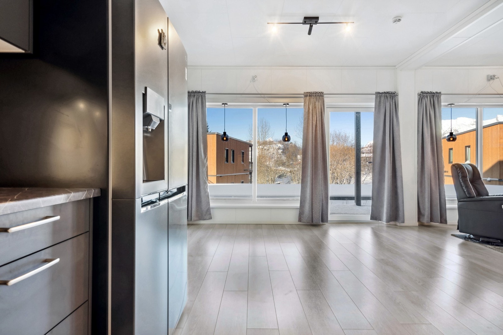 Stuen har store vindusflater som gir deg godt med lys inn Galleribilde