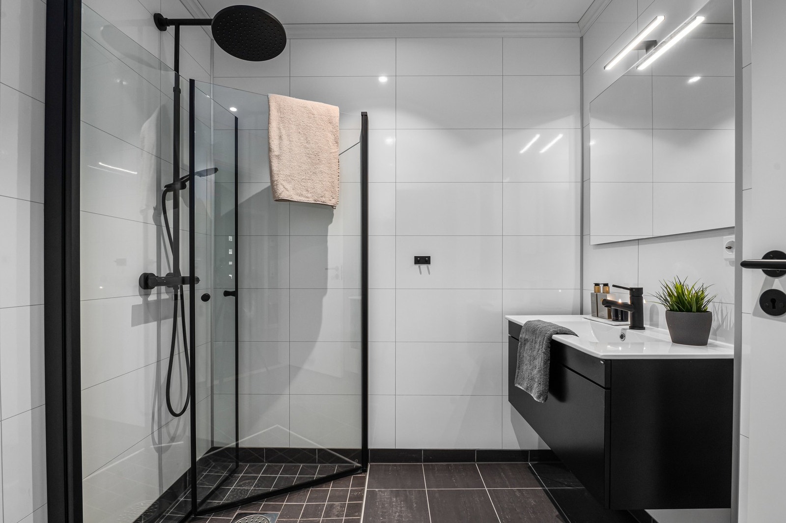 Badet i 1.etasje er på 4 kvm. Galleribilde