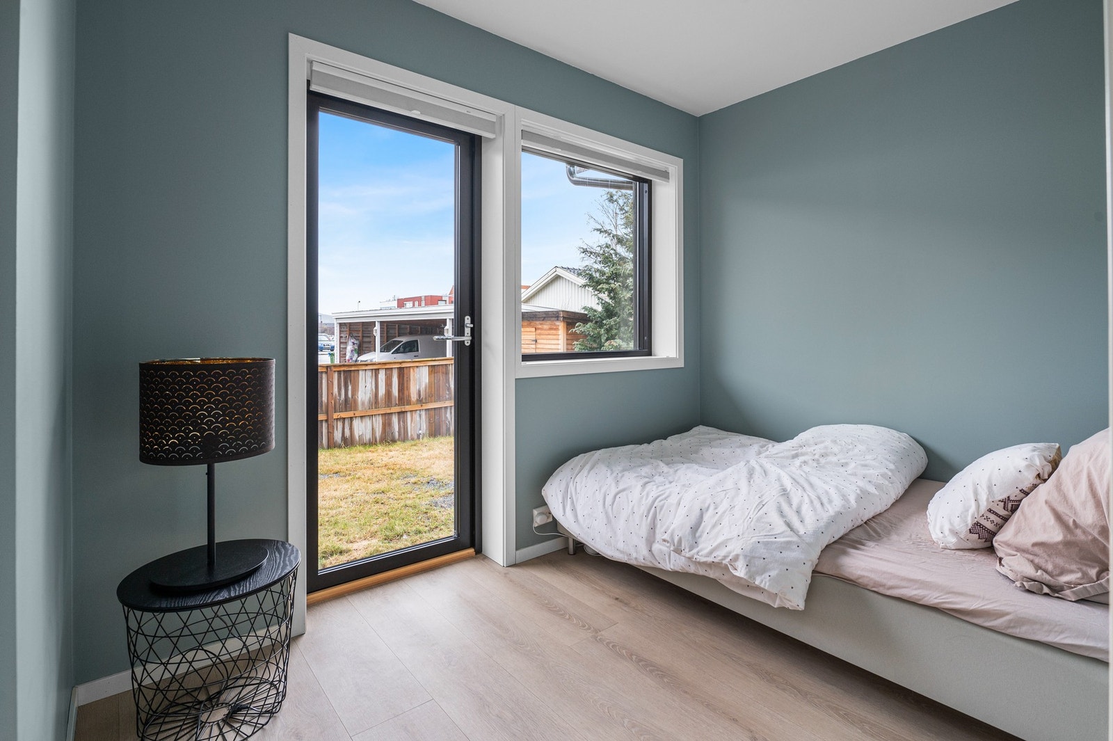 Boligens tredje soverom ligger i 1.etasje og har utgang til hagen. Galleribilde