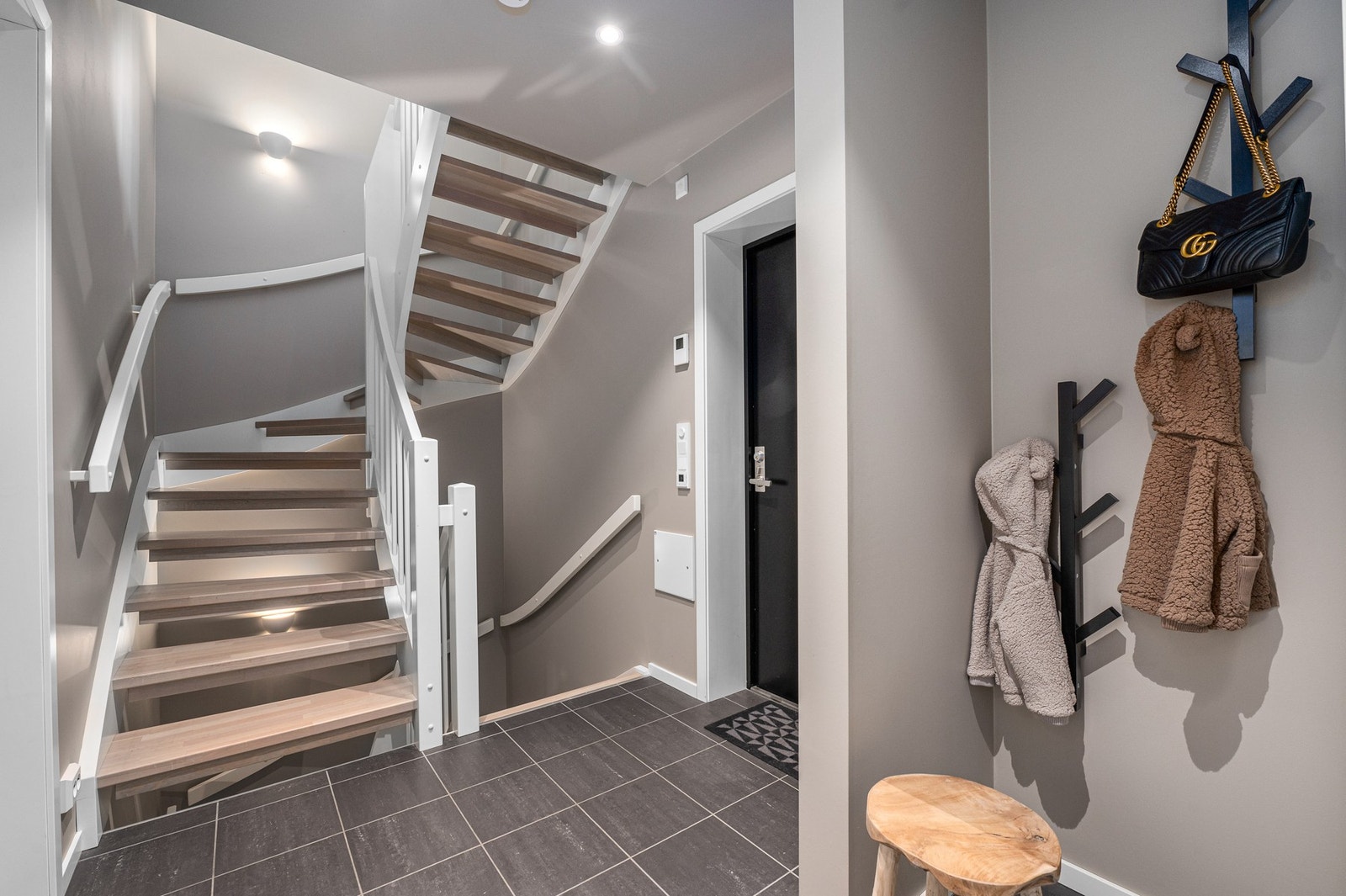 Gjennomgående moderne og lekre fargevalg gjennom hele huset. Galleribilde