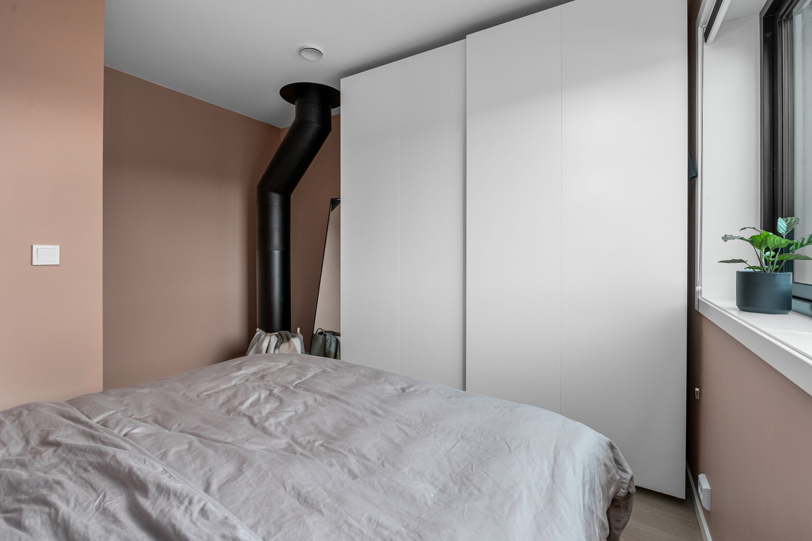 Her er det satt opp en romslig garderobe som følger handelen. Galleribilde