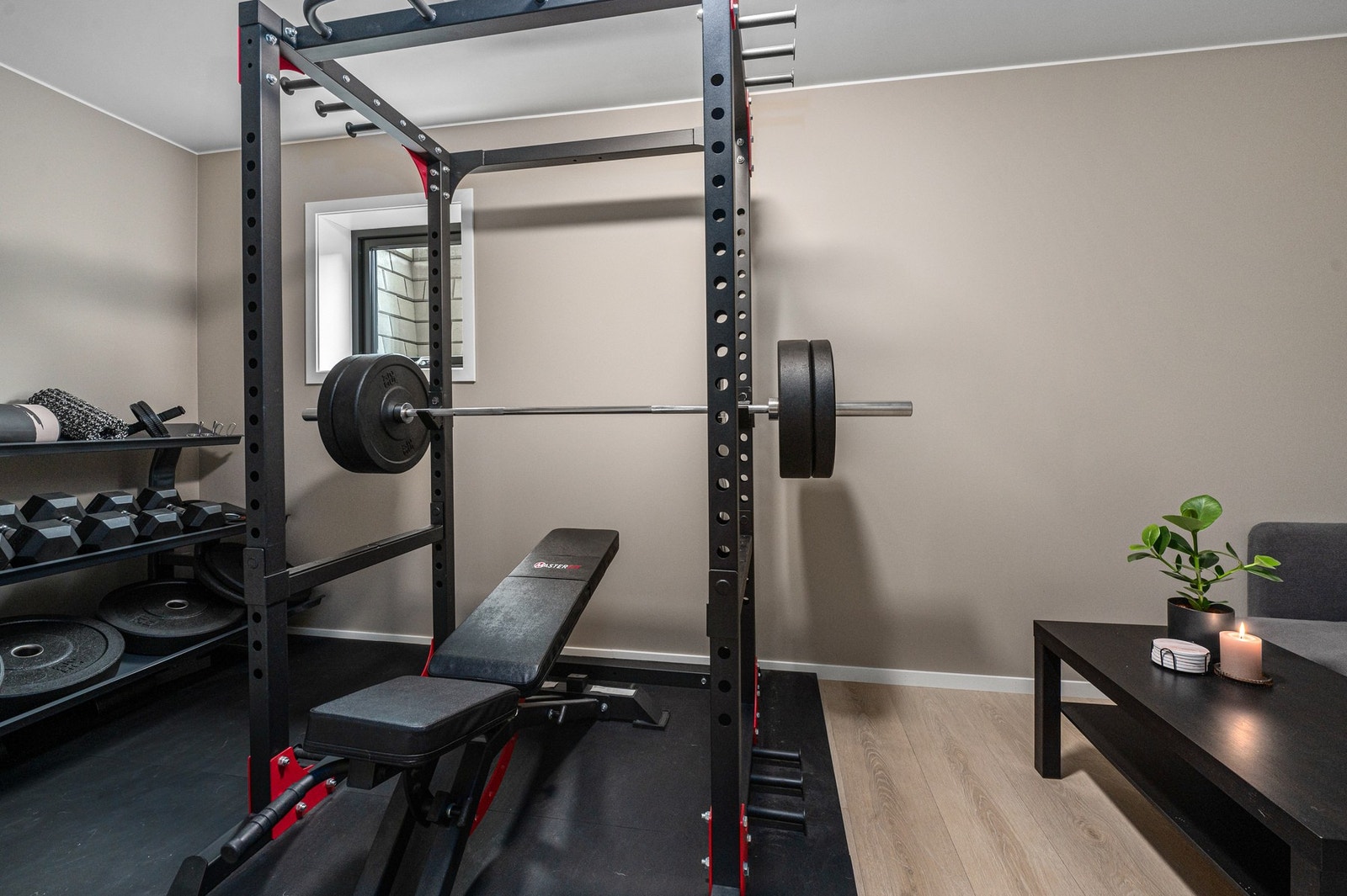 Dagens eier har innredet rommet som et treningsrom med sofakrok. Galleribilde